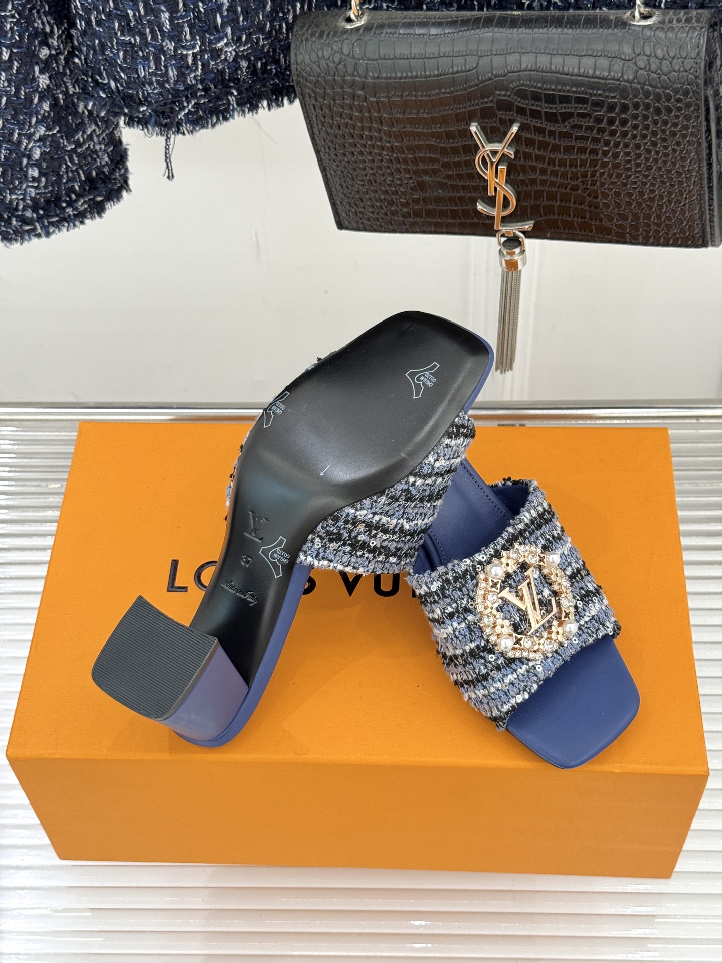 L*V驴家经典水钻扣一字带粗跟拖鞋以百年匠艺诠释夏日奢华。极简一字带利落勾勒优雅线条在视觉延伸拉长双腿比