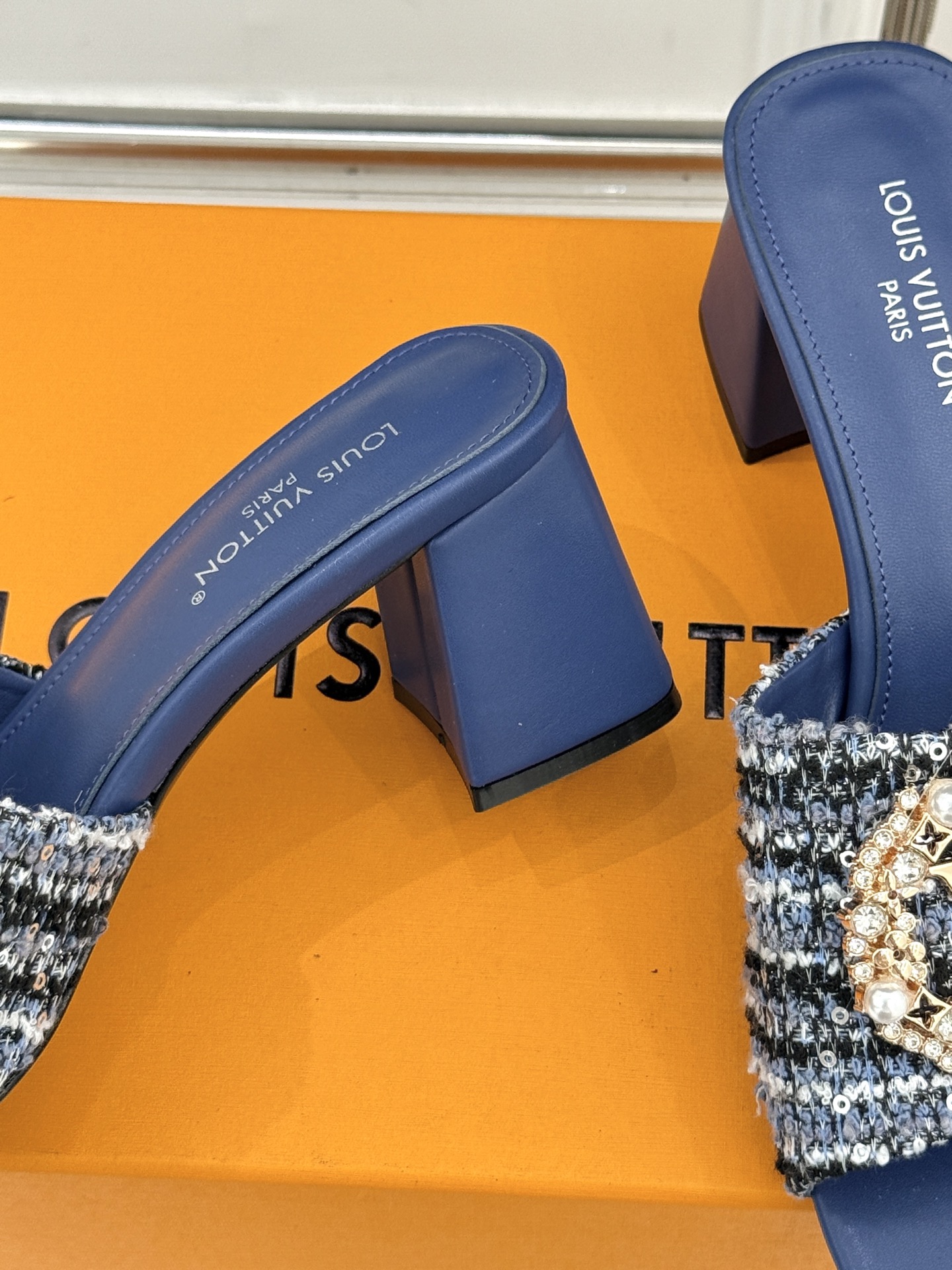 L*V驴家经典水钻扣一字带粗跟拖鞋以百年匠艺诠释夏日奢华。极简一字带利落勾勒优雅线条在视觉延伸拉长双腿比