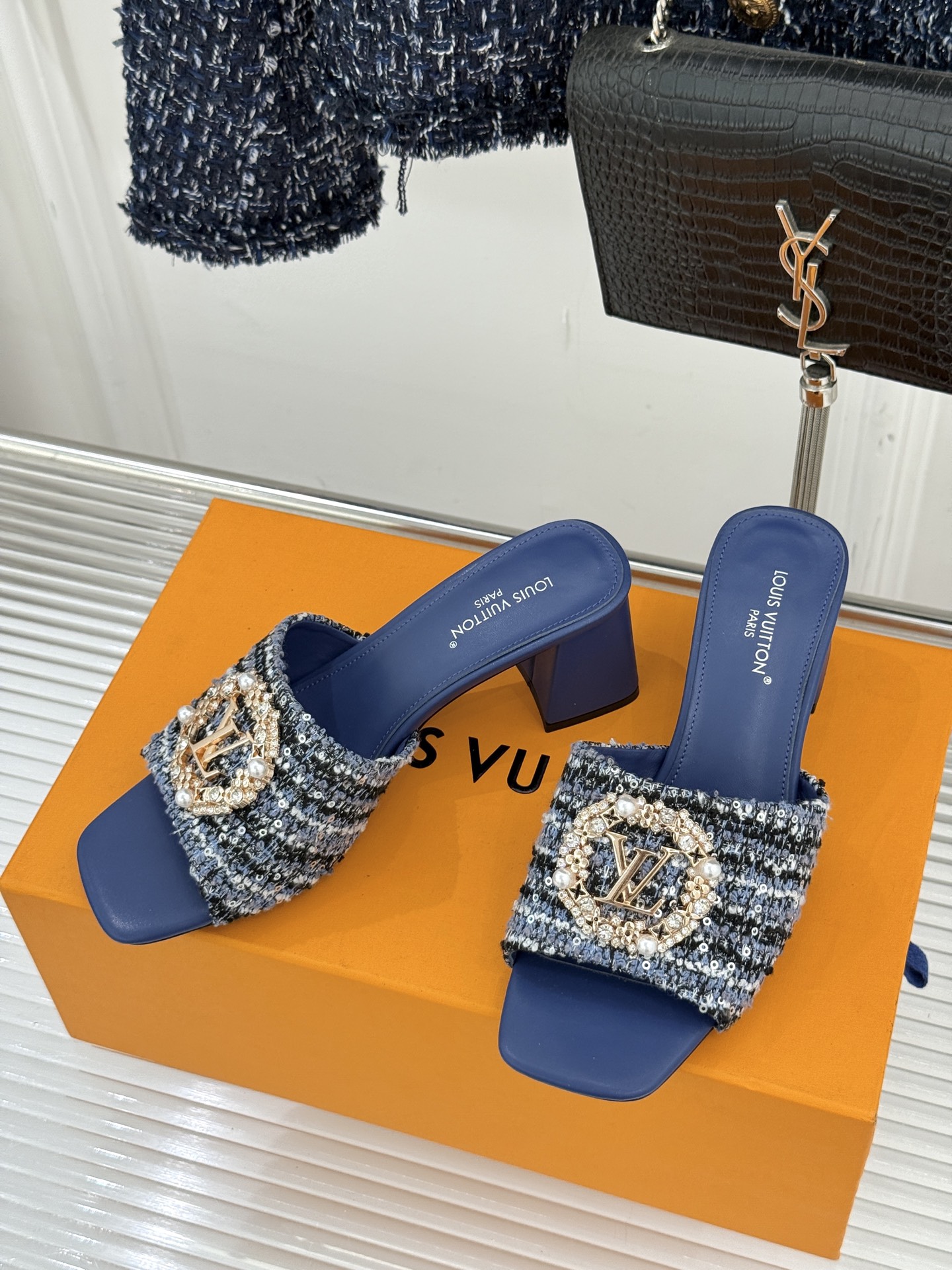 L*V驴家经典水钻扣一字带粗跟拖鞋以百年匠艺诠释夏日奢华。极简一字带利落勾勒优雅线条在视觉延伸拉长双腿比