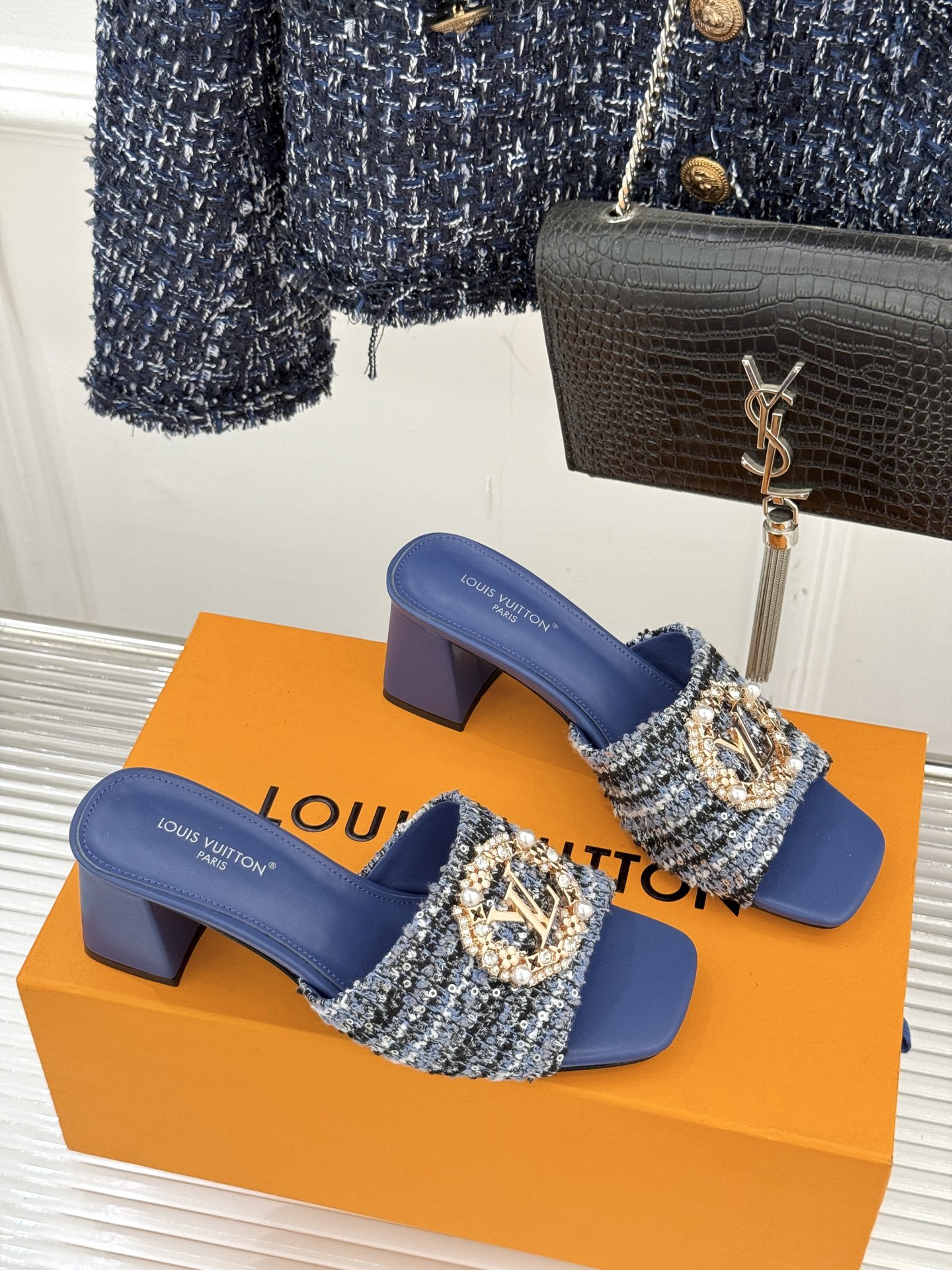 L*V驴家经典水钻扣一字带粗跟拖鞋以百年匠艺诠释夏日奢华。极简一字带利落勾勒优雅线条在视觉延伸拉长双腿比