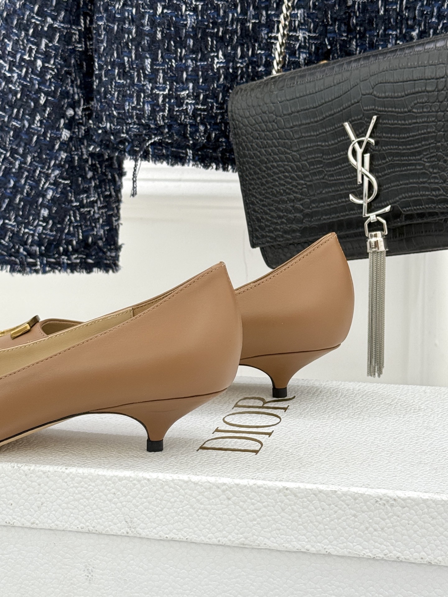 Dior/迪奥25WF新品CD金属扣尖头高跟鞋单鞋这款鞋以利落廓形重塑女性力量美学鞋跟高度拿捏得宜 既衬