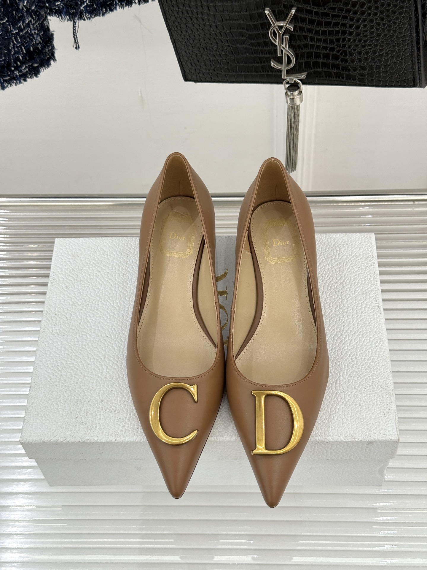 Dior/迪奥25WF新品CD金属扣尖头高跟鞋单鞋这款鞋以利落廓形重塑女性力量美学鞋跟高度拿捏得宜 既衬