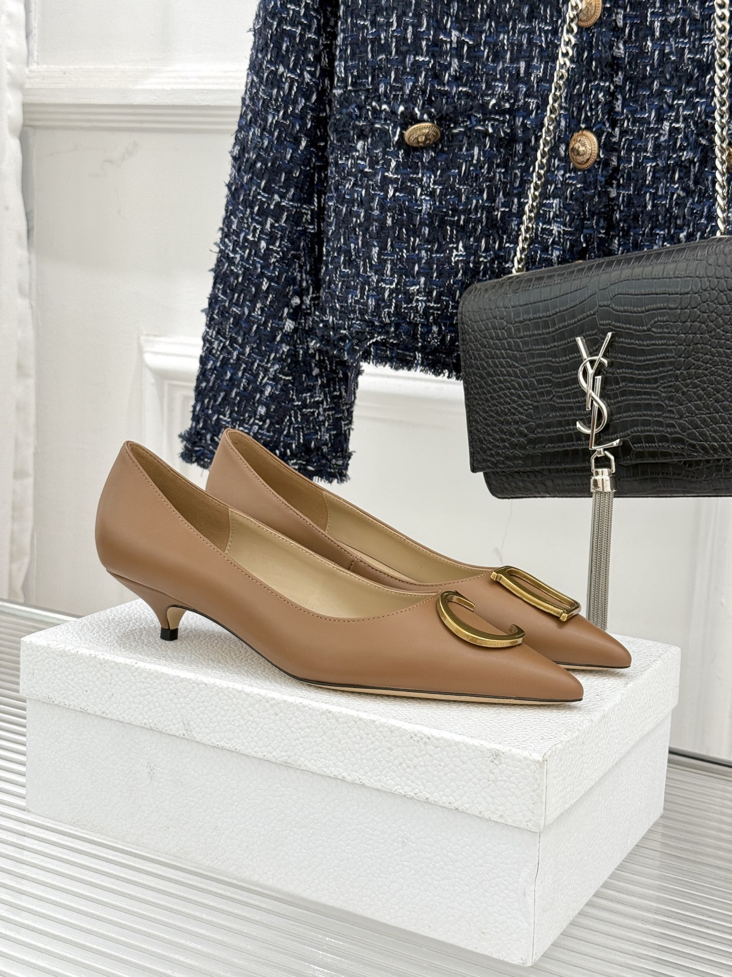 Dior/迪奥25WF新品CD金属扣尖头高跟鞋单鞋这款鞋以利落廓形重塑女性力量美学鞋跟高度拿捏得宜 既衬