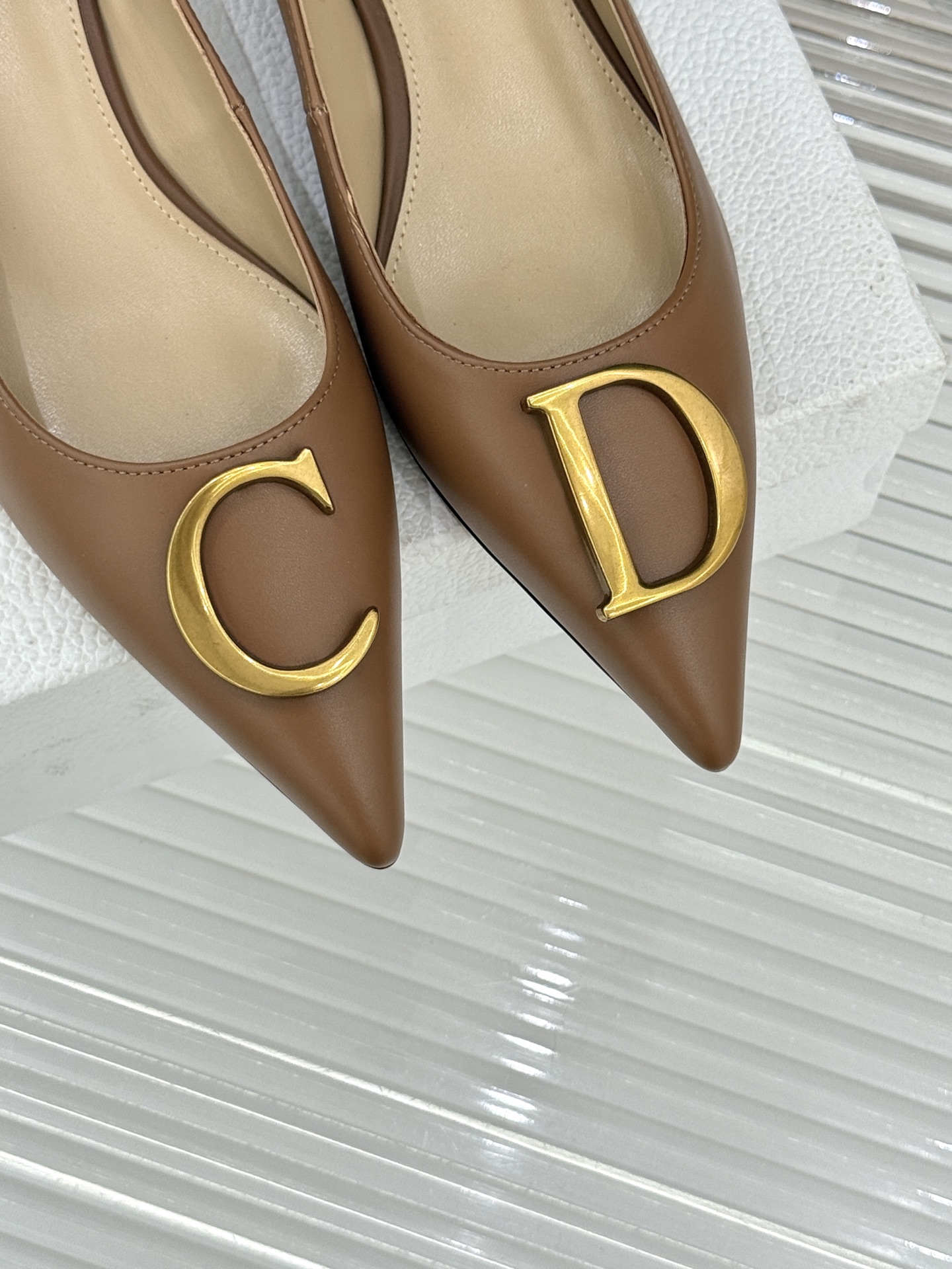 Dior/迪奥25WF新品CD金属扣尖头高跟鞋单鞋这款鞋以利落廓形重塑女性力量美学鞋跟高度拿捏得宜 既衬