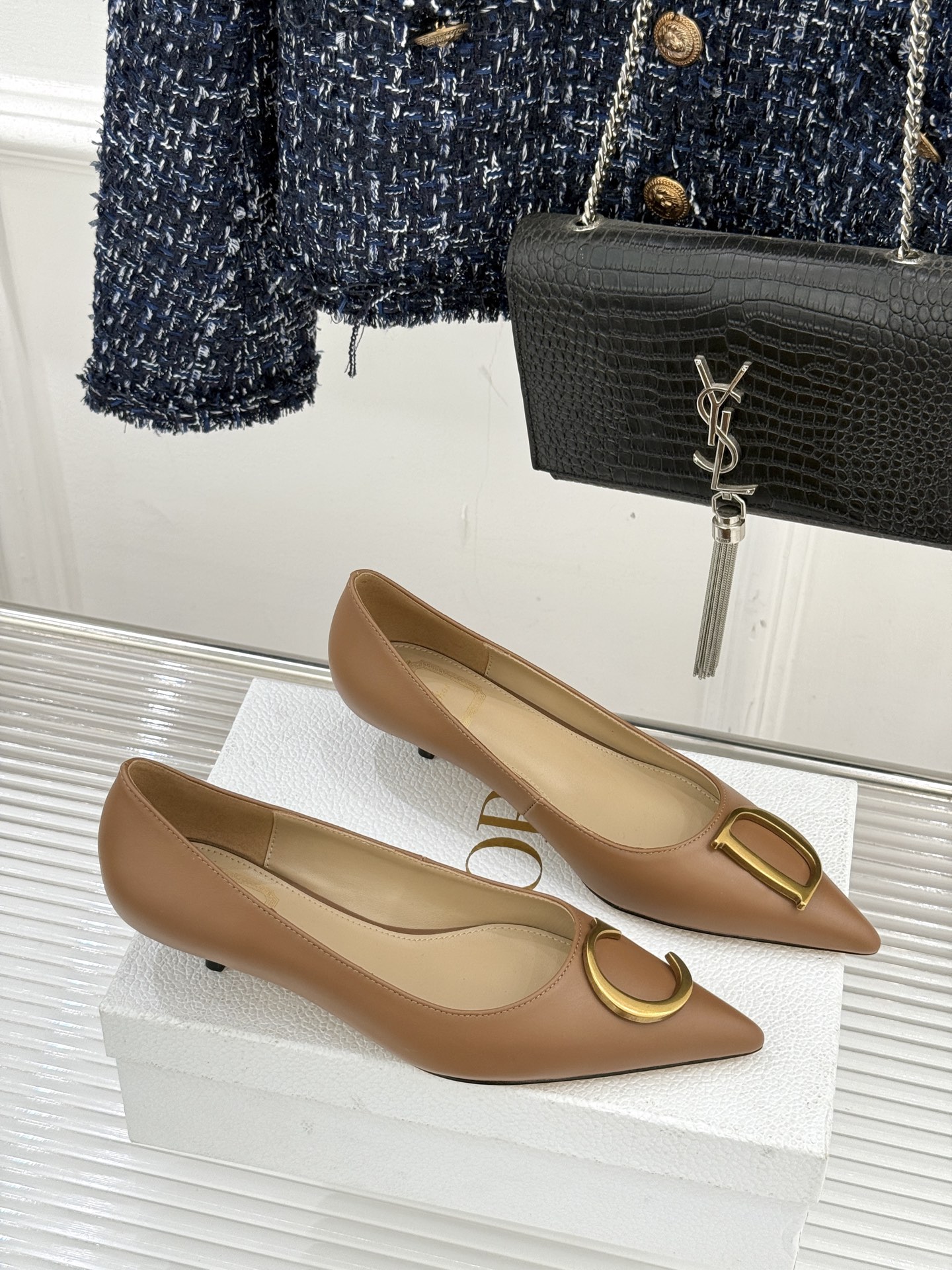 Dior/迪奥25WF新品CD金属扣尖头高跟鞋单鞋这款鞋以利落廓形重塑女性力量美学鞋跟高度拿捏得宜 既衬