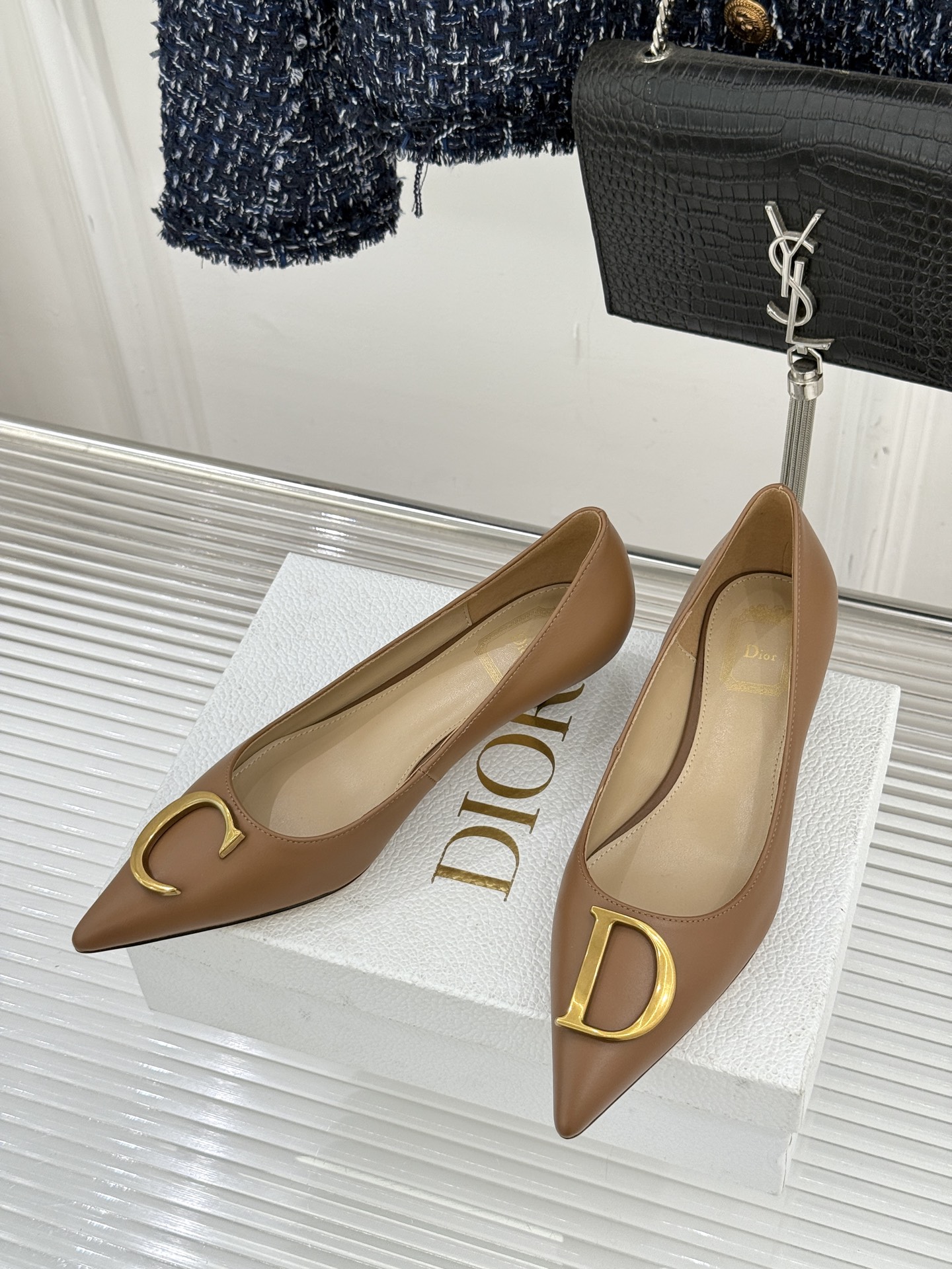 Dior/迪奥25WF新品CD金属扣尖头高跟鞋单鞋这款鞋以利落廓形重塑女性力量美学鞋跟高度拿捏得宜 既衬