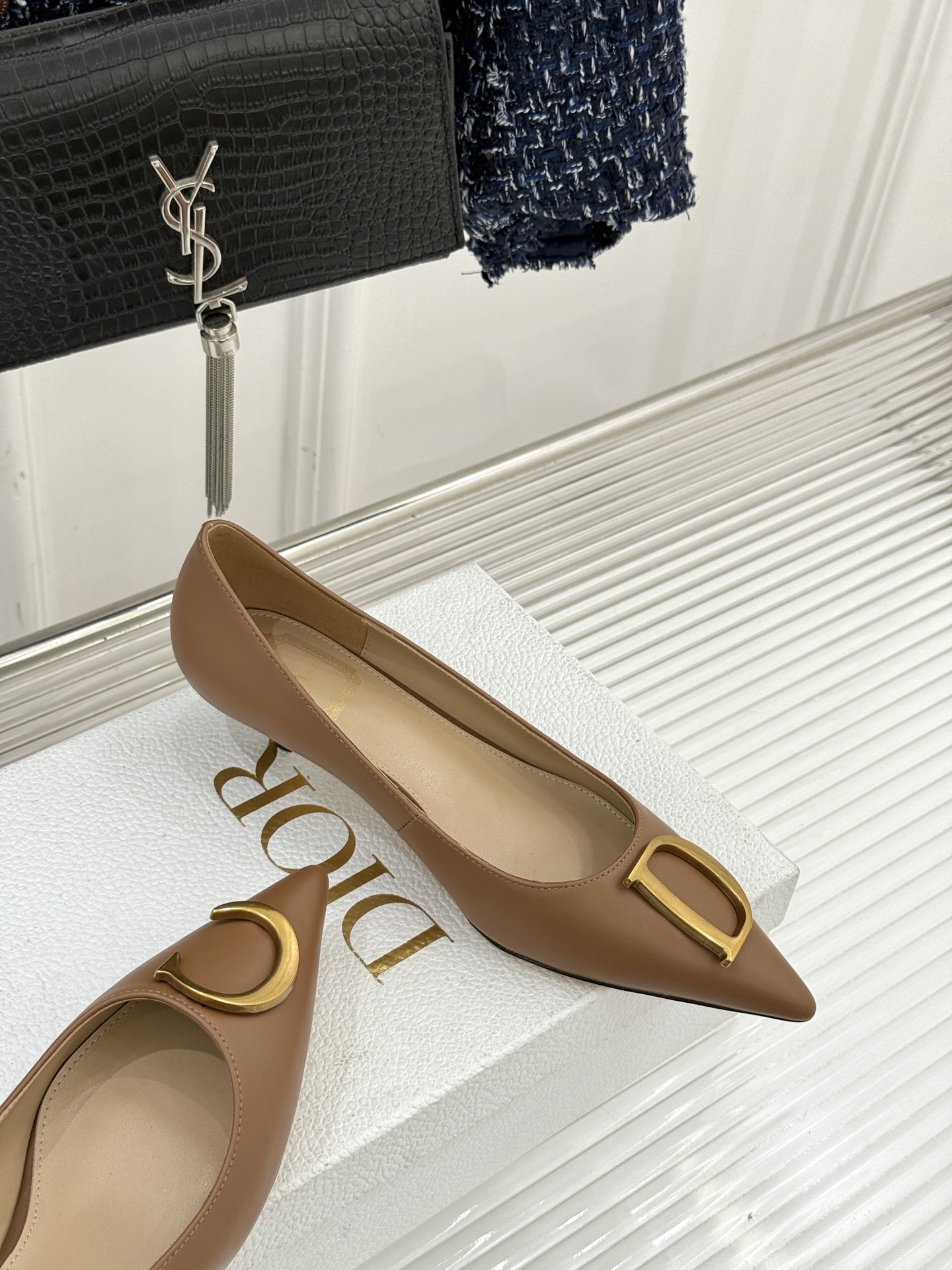 Dior/迪奥25WF新品CD金属扣尖头高跟鞋单鞋这款鞋以利落廓形重塑女性力量美学鞋跟高度拿捏得宜 既衬