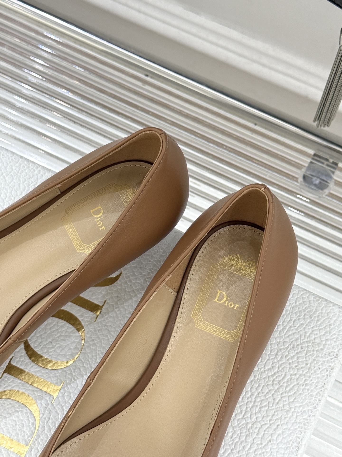 Dior/迪奥25WF新品CD金属扣尖头高跟鞋单鞋这款鞋以利落廓形重塑女性力量美学鞋跟高度拿捏得宜 既衬