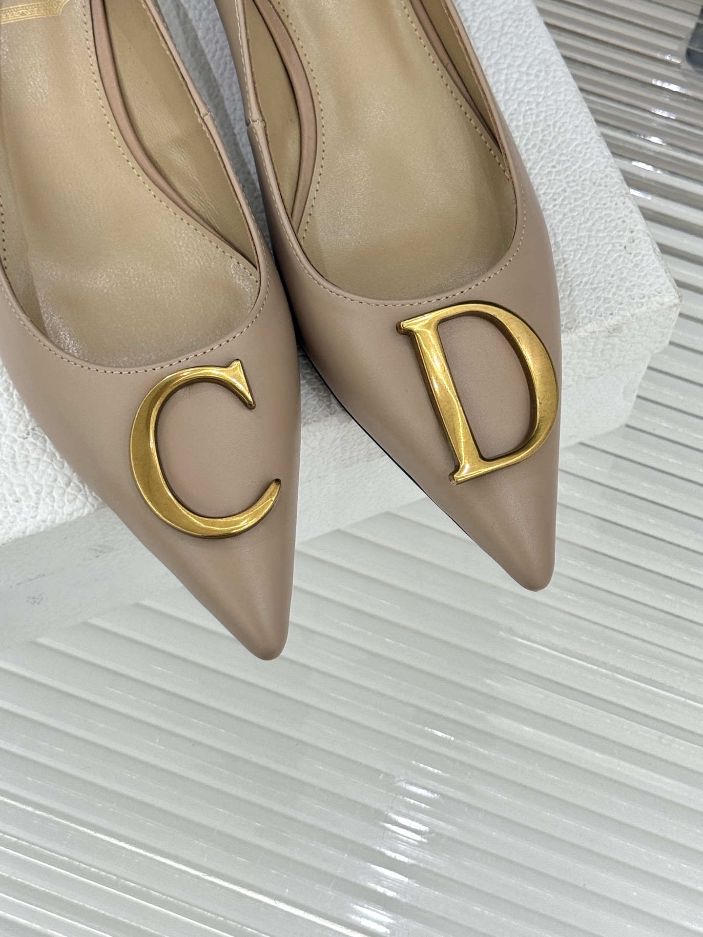 Dior/迪奥25WF新品CD金属扣尖头高跟鞋单鞋这款鞋以利落廓形重塑女性力量美学鞋跟高度拿捏得宜 既衬