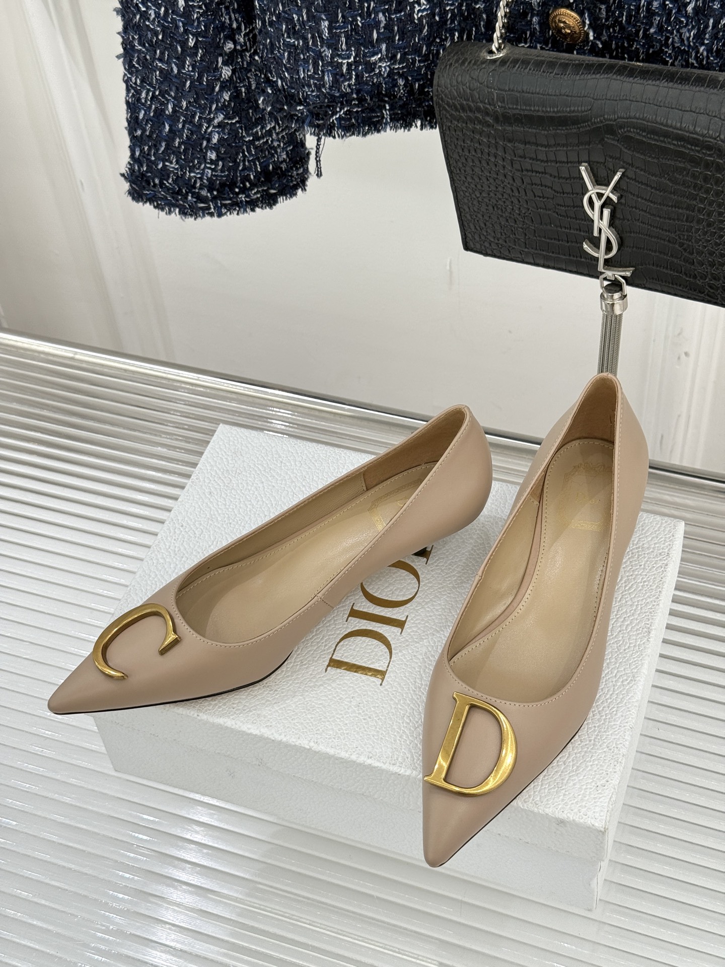 Dior/迪奥25WF新品CD金属扣尖头高跟鞋单鞋这款鞋以利落廓形重塑女性力量美学鞋跟高度拿捏得宜 既衬