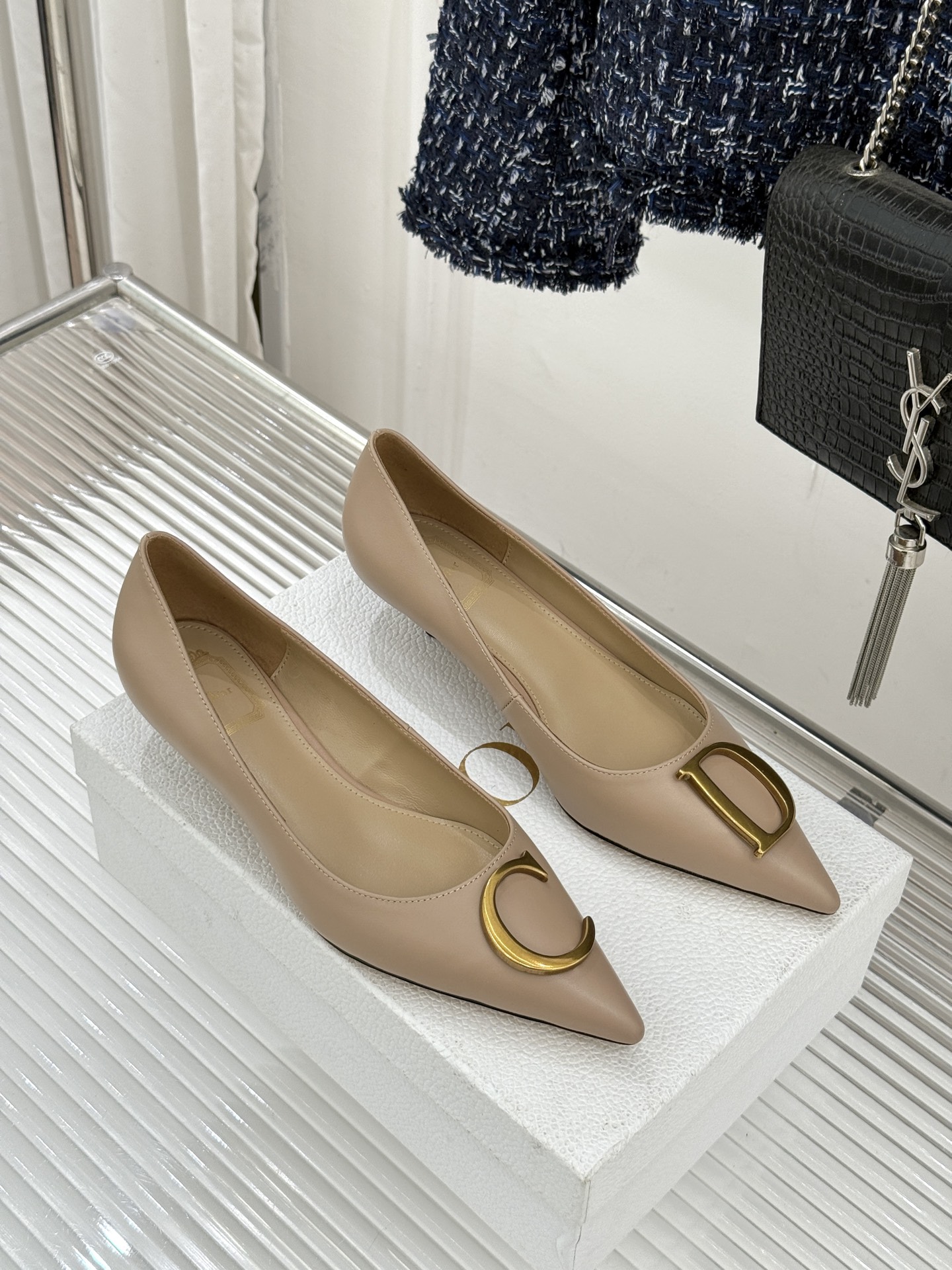 Dior/迪奥25WF新品CD金属扣尖头高跟鞋单鞋这款鞋以利落廓形重塑女性力量美学鞋跟高度拿捏得宜 既衬