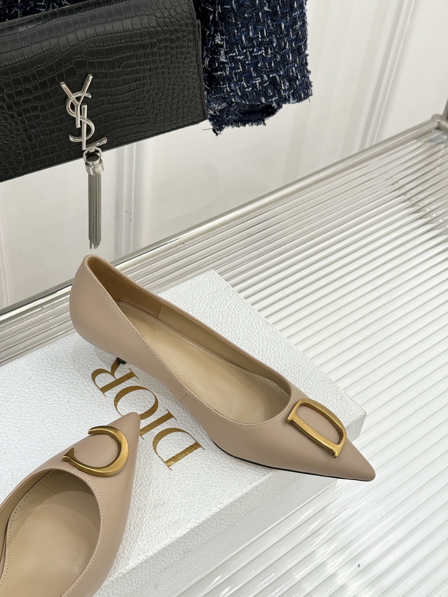 Dior/迪奥25WF新品CD金属扣尖头高跟鞋单鞋这款鞋以利落廓形重塑女性力量美学鞋跟高度拿捏得宜 既衬