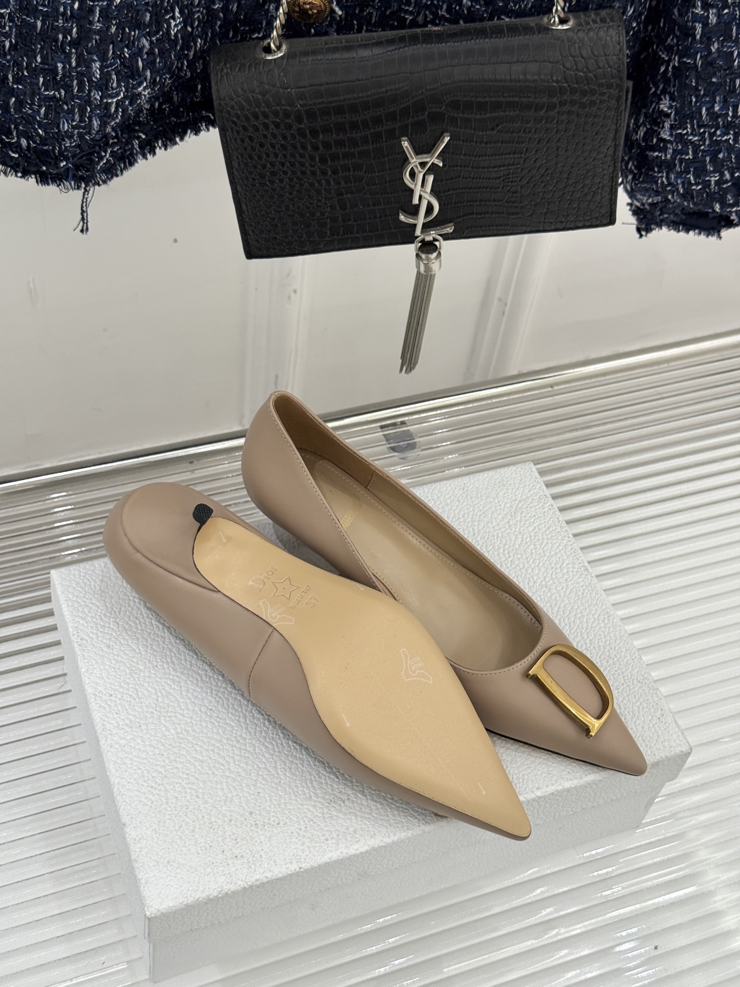 Dior/迪奥25WF新品CD金属扣尖头高跟鞋单鞋这款鞋以利落廓形重塑女性力量美学鞋跟高度拿捏得宜 既衬