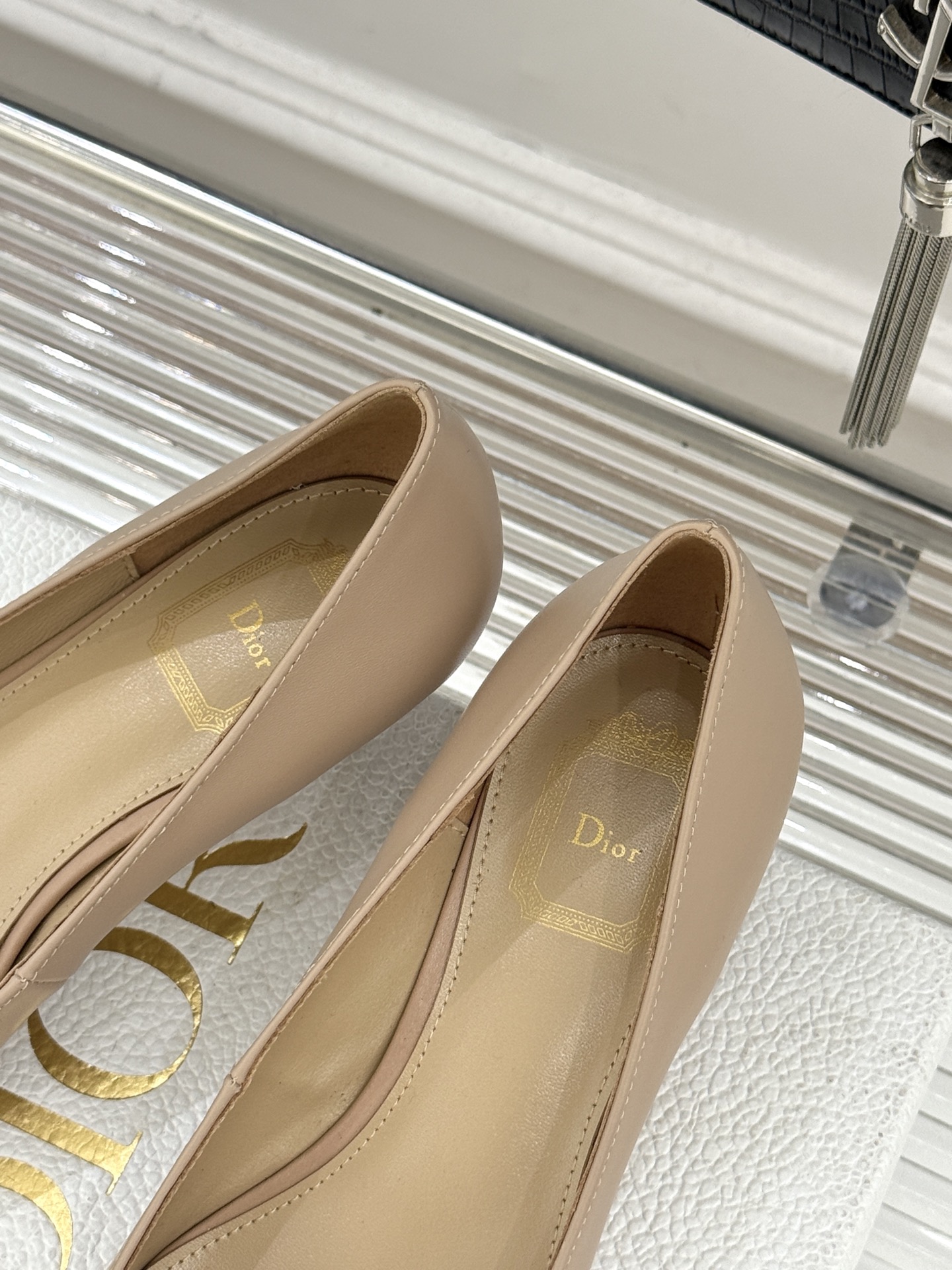 Dior/迪奥25WF新品CD金属扣尖头高跟鞋单鞋这款鞋以利落廓形重塑女性力量美学鞋跟高度拿捏得宜 既衬