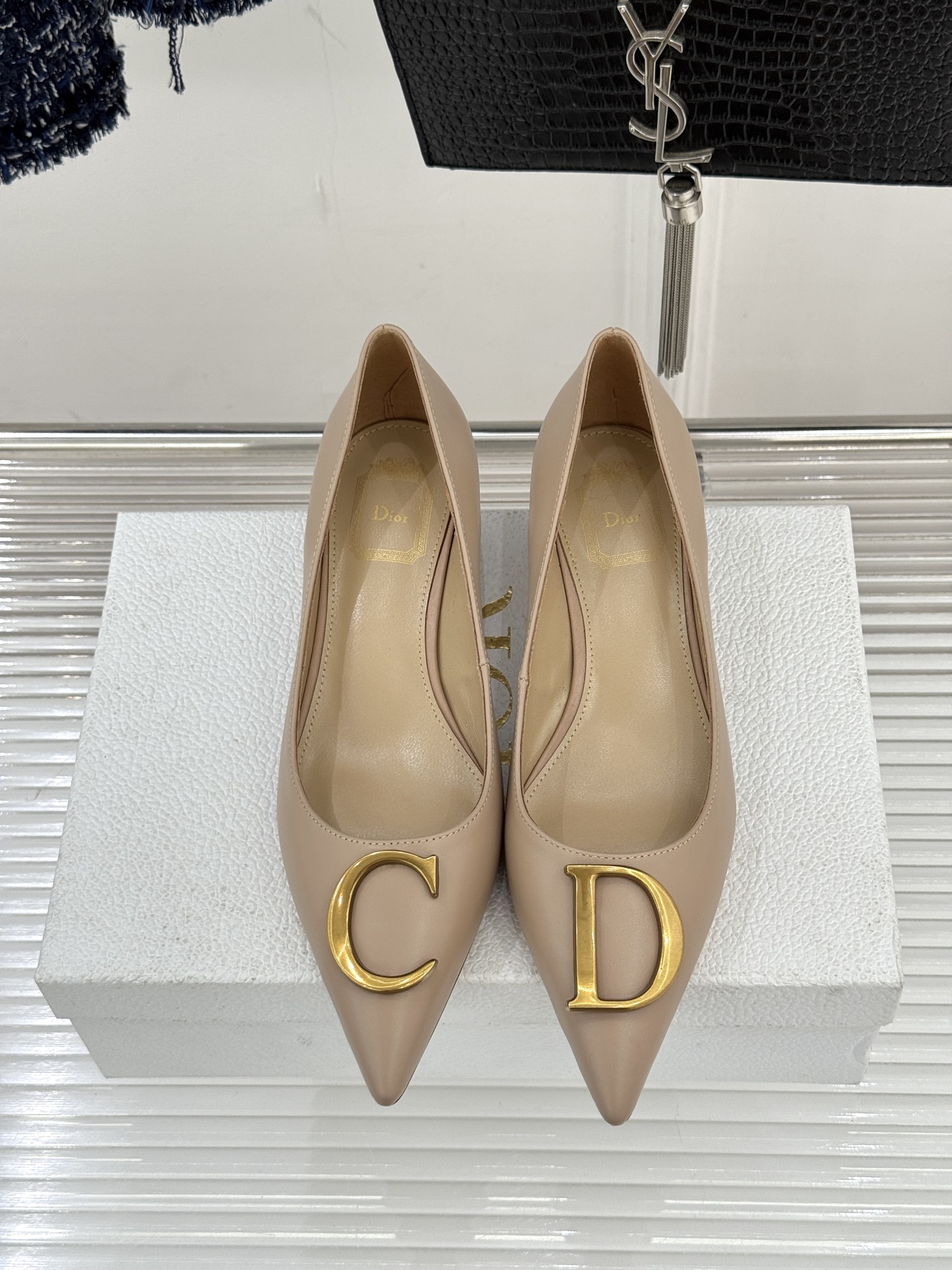 Dior/迪奥25WF新品CD金属扣尖头高跟鞋单鞋这款鞋以利落廓形重塑女性力量美学鞋跟高度拿捏得宜 既衬