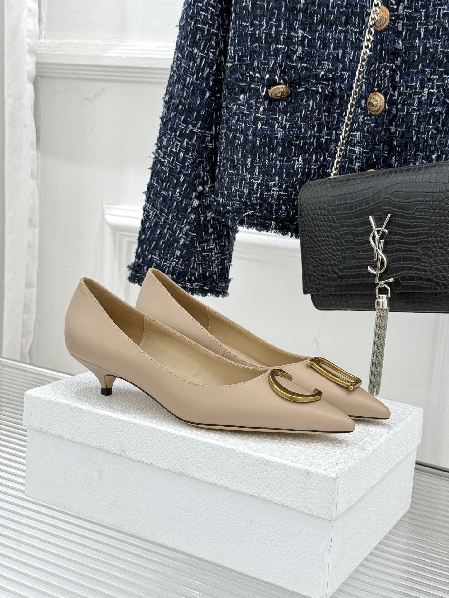 Dior/迪奥25WF新品CD金属扣尖头高跟鞋单鞋这款鞋以利落廓形重塑女性力量美学鞋跟高度拿捏得宜 既衬