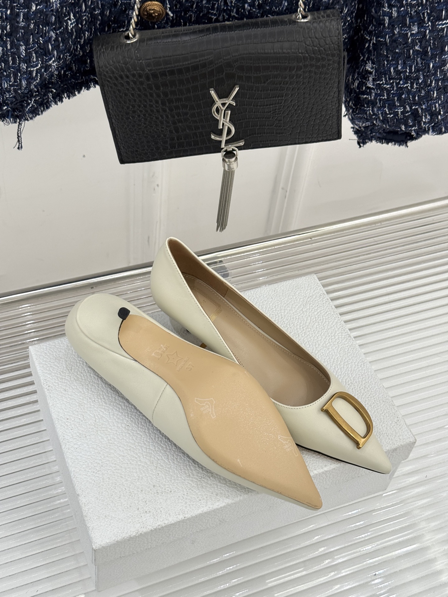 Dior/迪奥25WF新品CD金属扣尖头高跟鞋单鞋这款鞋以利落廓形重塑女性力量美学鞋跟高度拿捏得宜 既衬