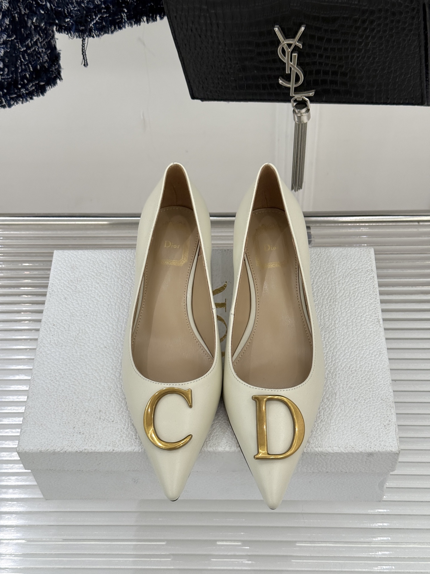 Dior/迪奥25WF新品CD金属扣尖头高跟鞋单鞋这款鞋以利落廓形重塑女性力量美学鞋跟高度拿捏得宜 既衬