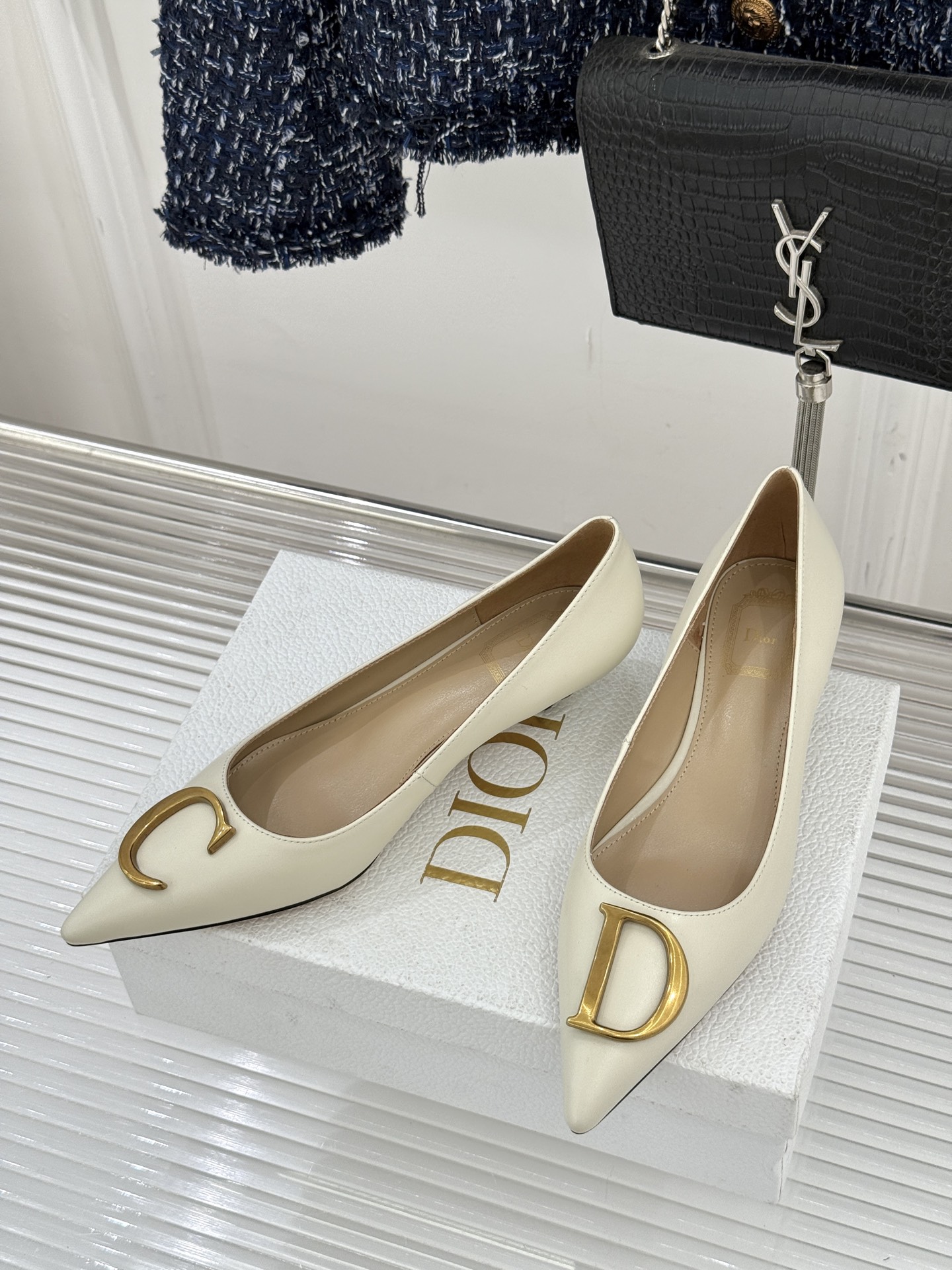 Dior/迪奥25WF新品CD金属扣尖头高跟鞋单鞋这款鞋以利落廓形重塑女性力量美学鞋跟高度拿捏得宜 既衬