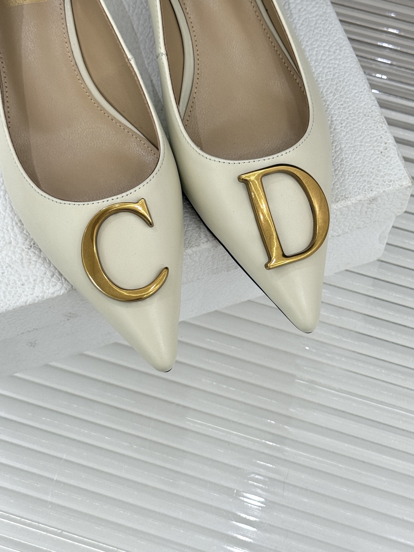 Dior/迪奥25WF新品CD金属扣尖头高跟鞋单鞋这款鞋以利落廓形重塑女性力量美学鞋跟高度拿捏得宜 既衬