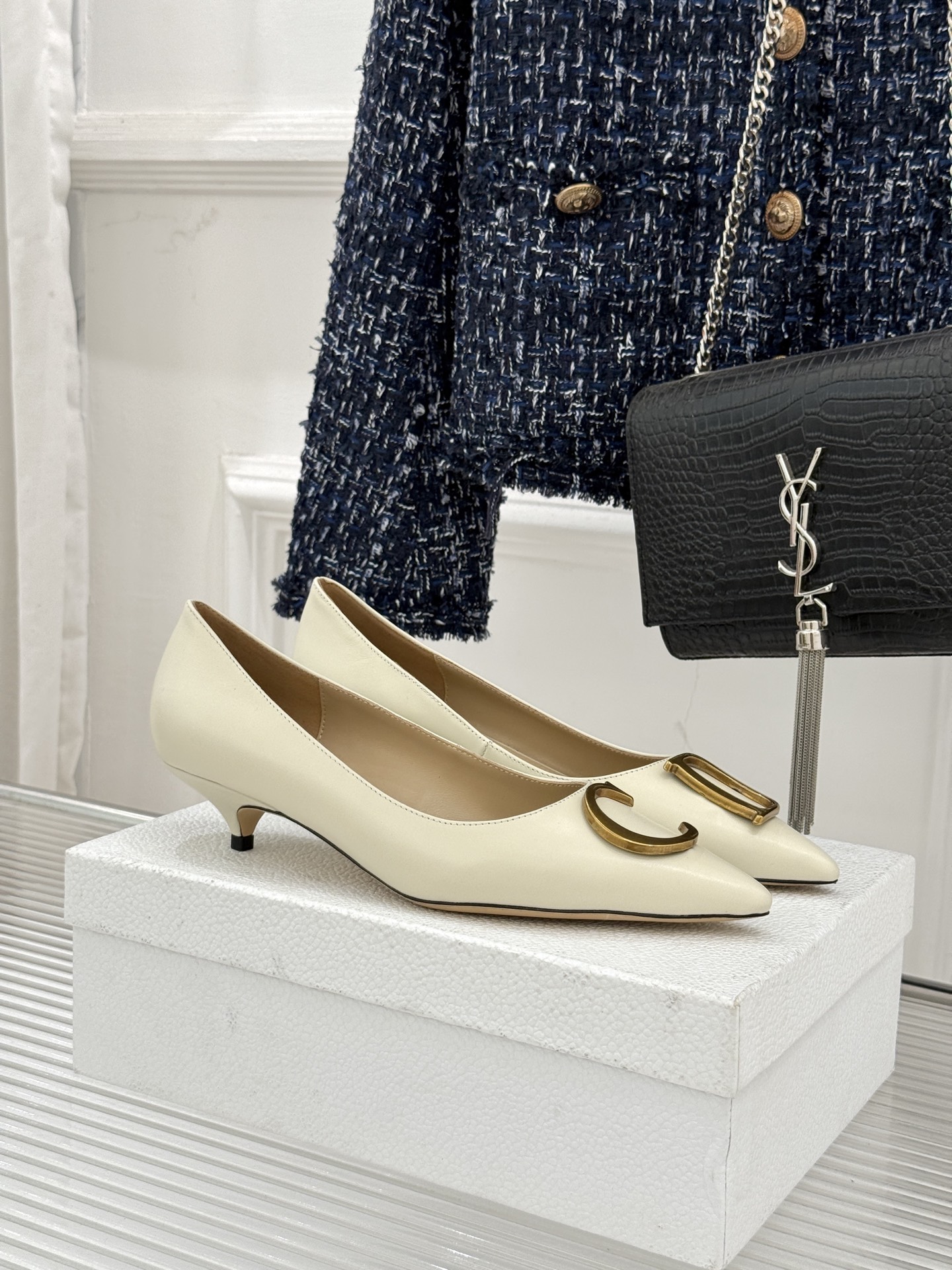 Dior/迪奥25WF新品CD金属扣尖头高跟鞋单鞋这款鞋以利落廓形重塑女性力量美学鞋跟高度拿捏得宜 既衬