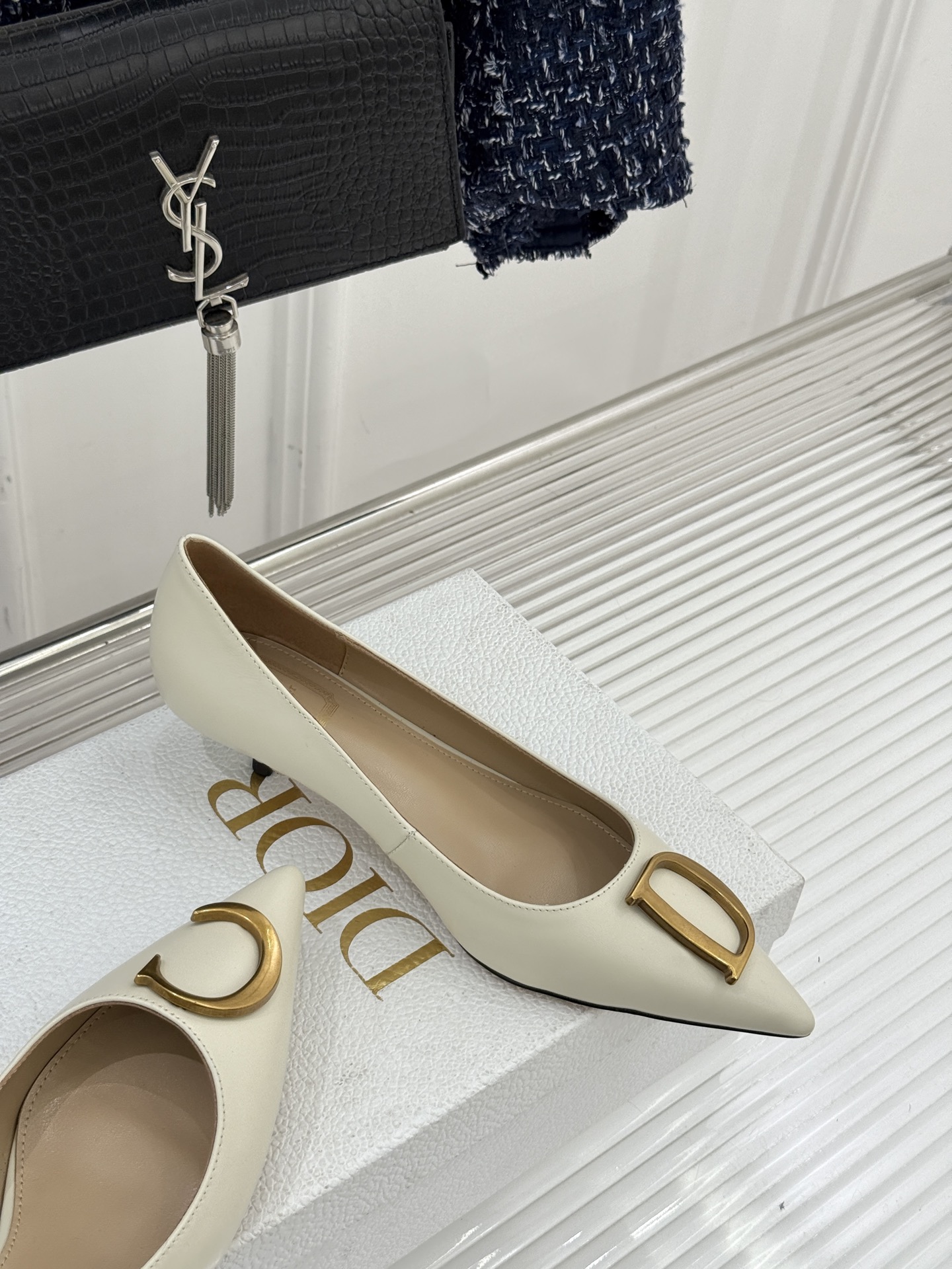 Dior/迪奥25WF新品CD金属扣尖头高跟鞋单鞋这款鞋以利落廓形重塑女性力量美学鞋跟高度拿捏得宜 既衬