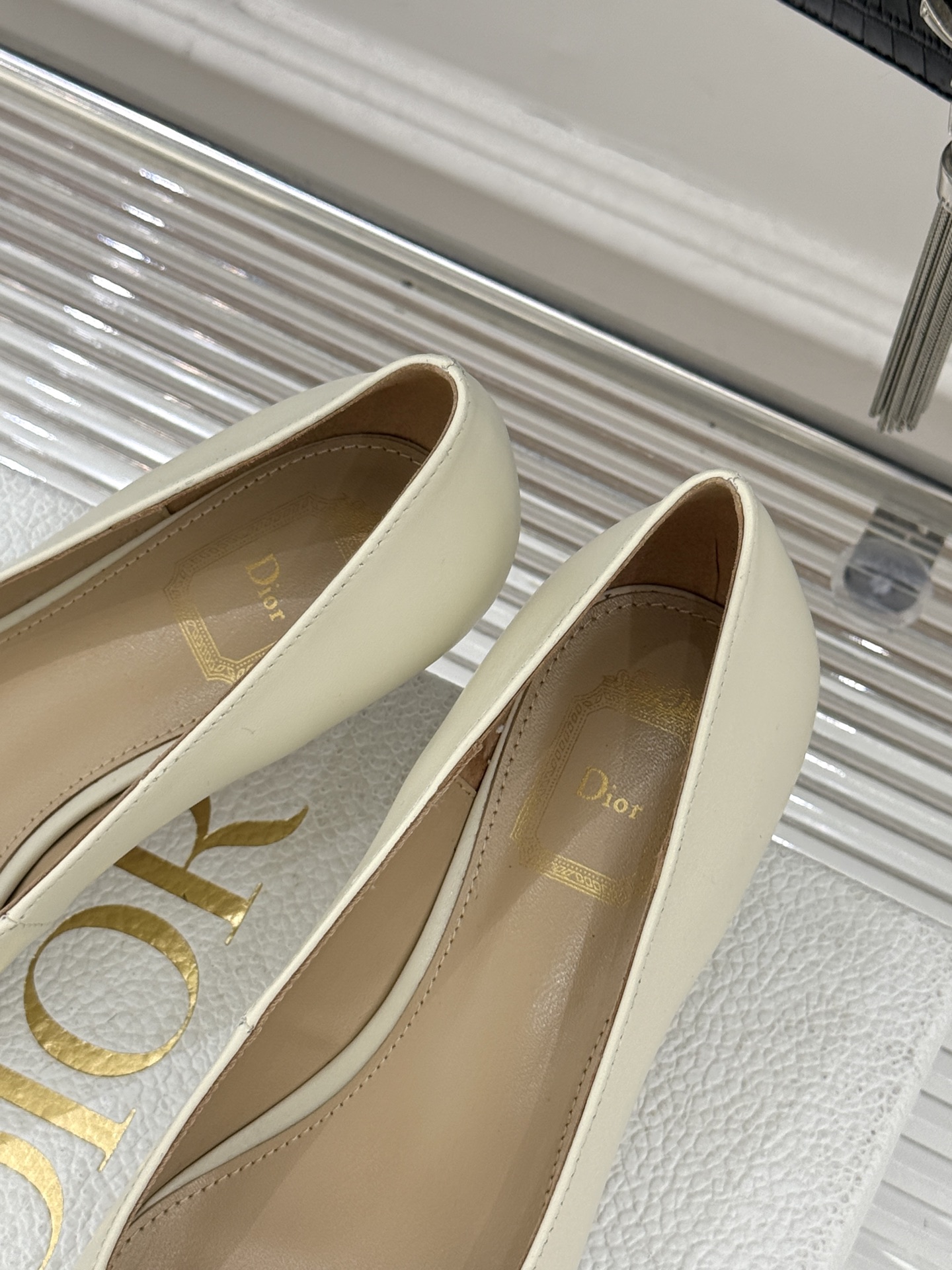 Dior/迪奥25WF新品CD金属扣尖头高跟鞋单鞋这款鞋以利落廓形重塑女性力量美学鞋跟高度拿捏得宜 既衬