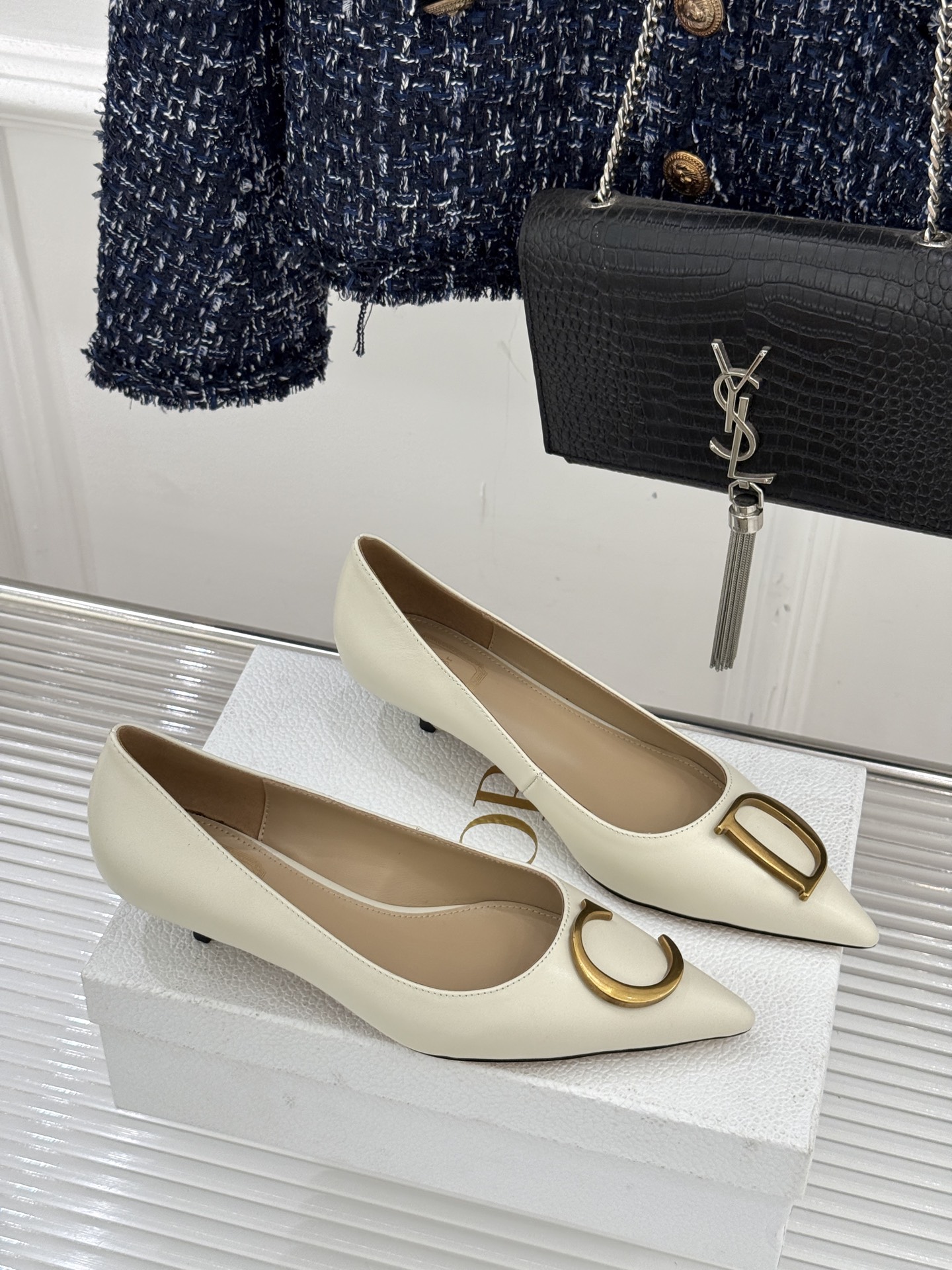 Dior/迪奥25WF新品CD金属扣尖头高跟鞋单鞋这款鞋以利落廓形重塑女性力量美学鞋跟高度拿捏得宜 既衬