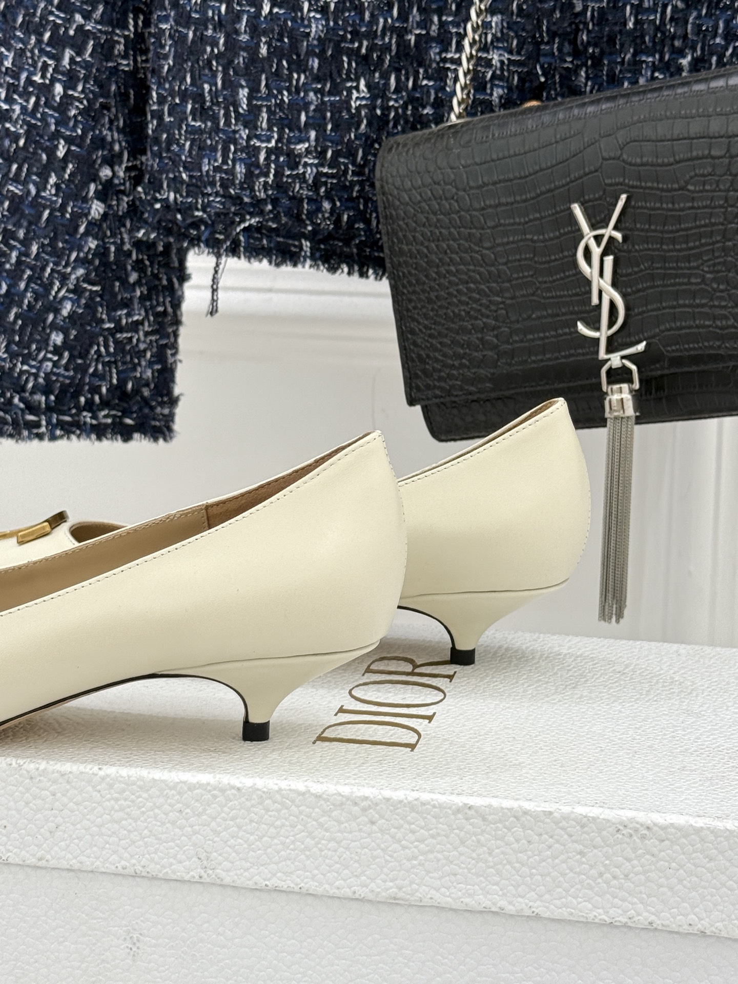 Dior/迪奥25WF新品CD金属扣尖头高跟鞋单鞋这款鞋以利落廓形重塑女性力量美学鞋跟高度拿捏得宜 既衬