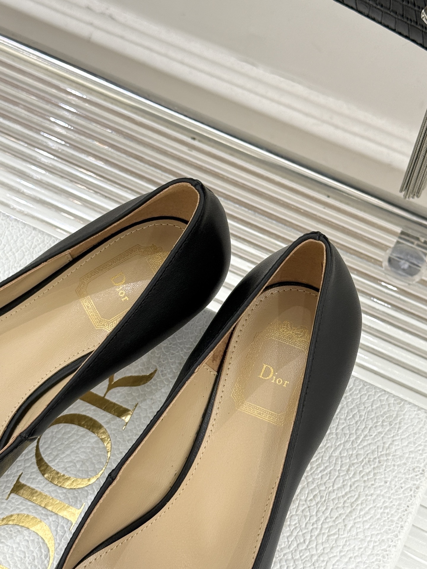 Dior/迪奥25WF新品CD金属扣尖头高跟鞋单鞋这款鞋以利落廓形重塑女性力量美学鞋跟高度拿捏得宜 既衬