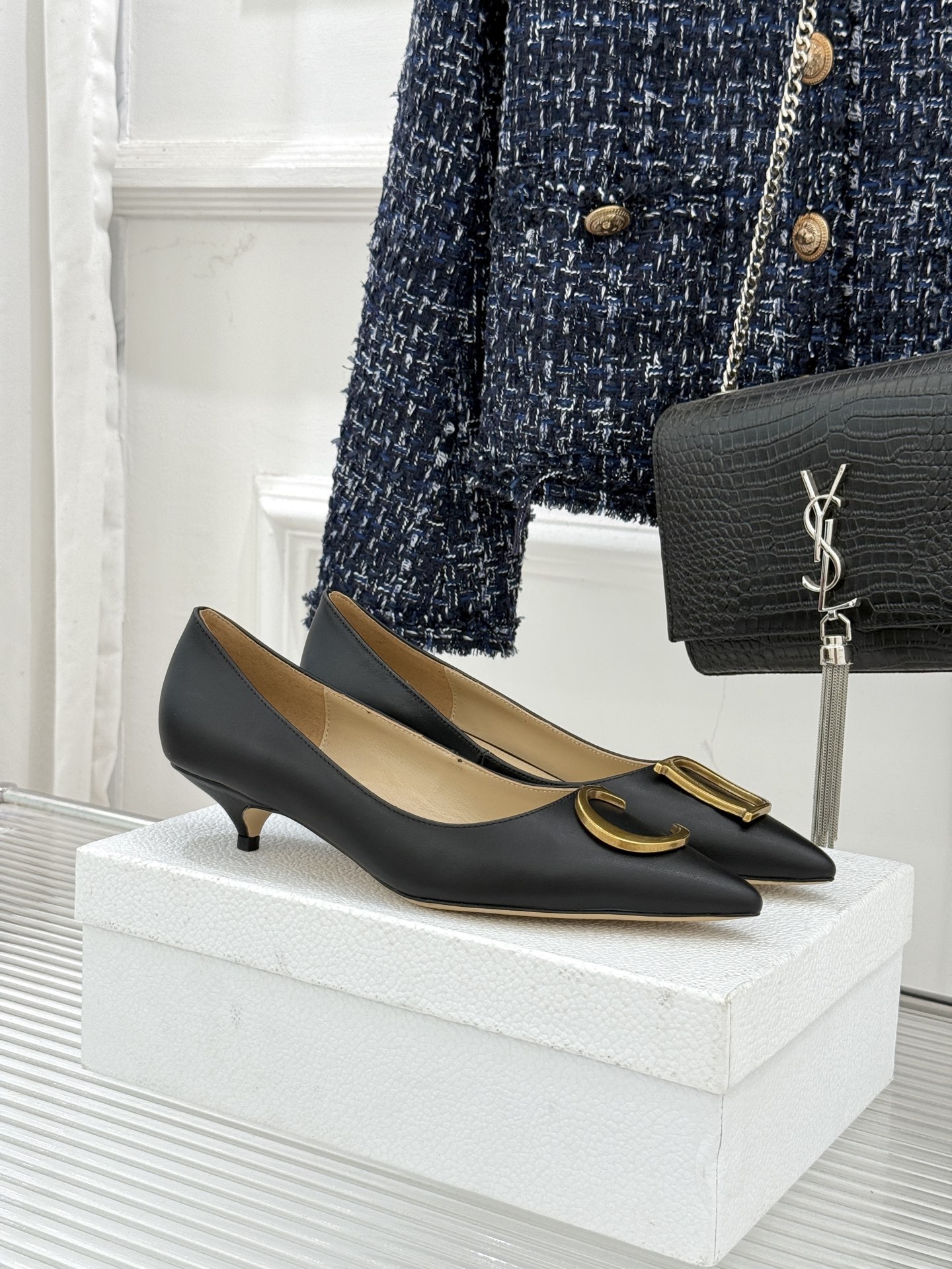 Dior/迪奥25WF新品CD金属扣尖头高跟鞋单鞋这款鞋以利落廓形重塑女性力量美学鞋跟高度拿捏得宜 既衬