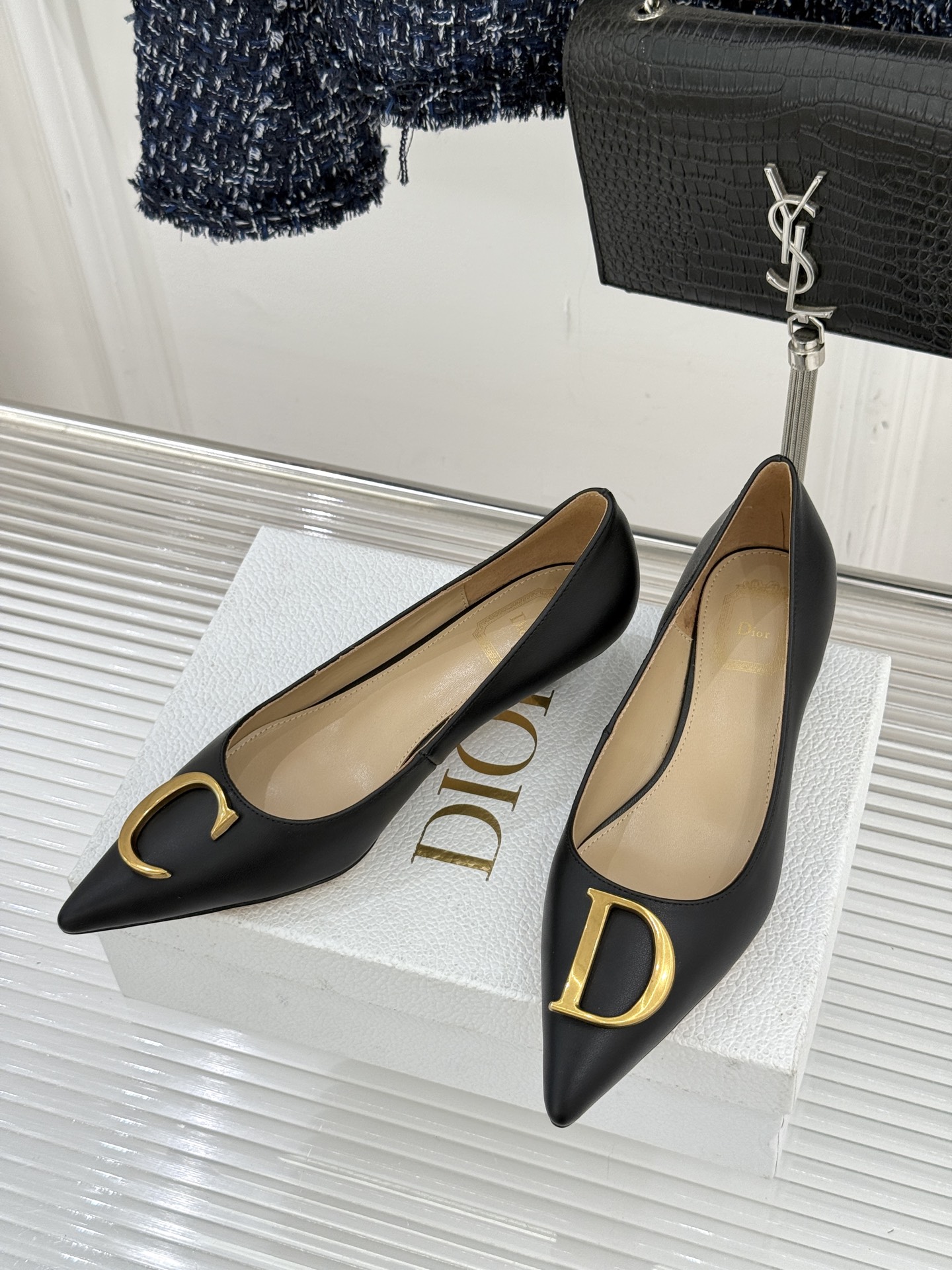 Dior/迪奥25WF新品CD金属扣尖头高跟鞋单鞋这款鞋以利落廓形重塑女性力量美学鞋跟高度拿捏得宜 既衬