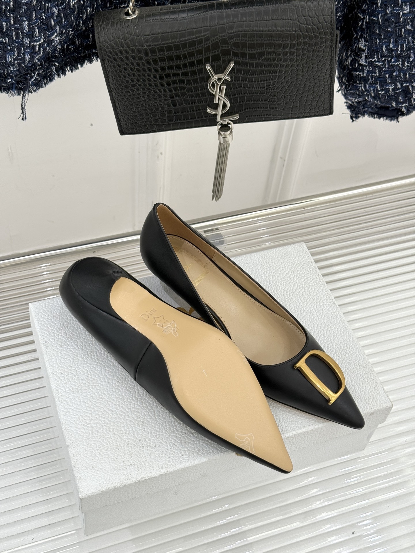 Dior/迪奥25WF新品CD金属扣尖头高跟鞋单鞋这款鞋以利落廓形重塑女性力量美学鞋跟高度拿捏得宜 既衬