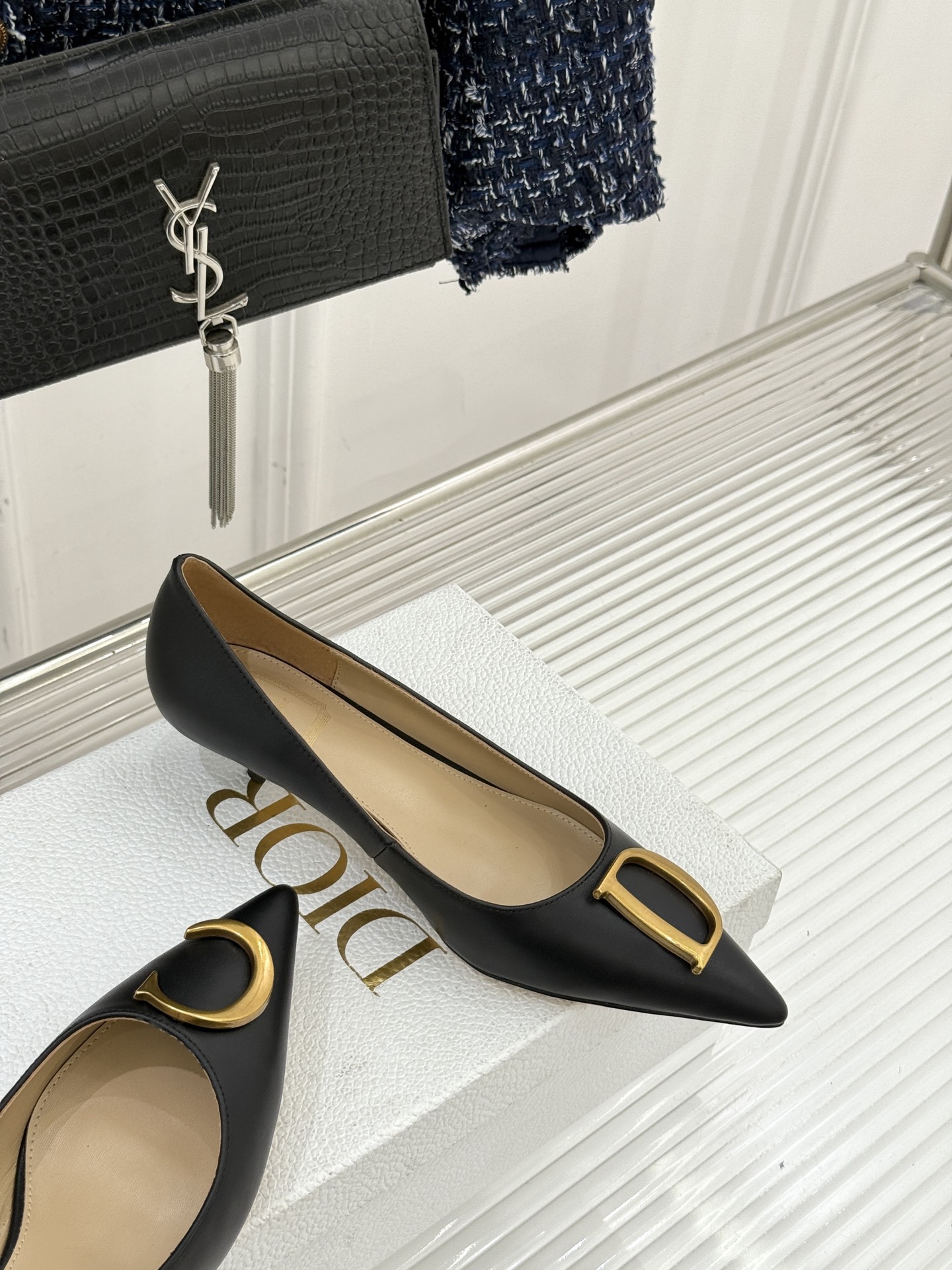 Dior/迪奥25WF新品CD金属扣尖头高跟鞋单鞋这款鞋以利落廓形重塑女性力量美学鞋跟高度拿捏得宜 既衬