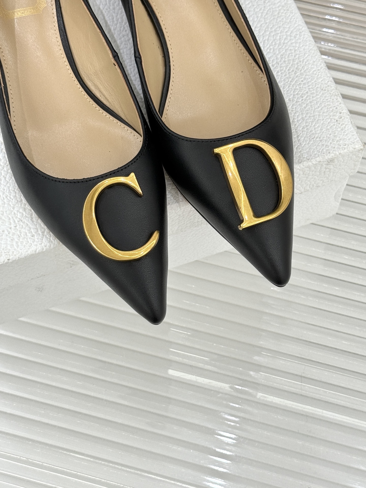 Dior/迪奥25WF新品CD金属扣尖头高跟鞋单鞋这款鞋以利落廓形重塑女性力量美学鞋跟高度拿捏得宜 既衬