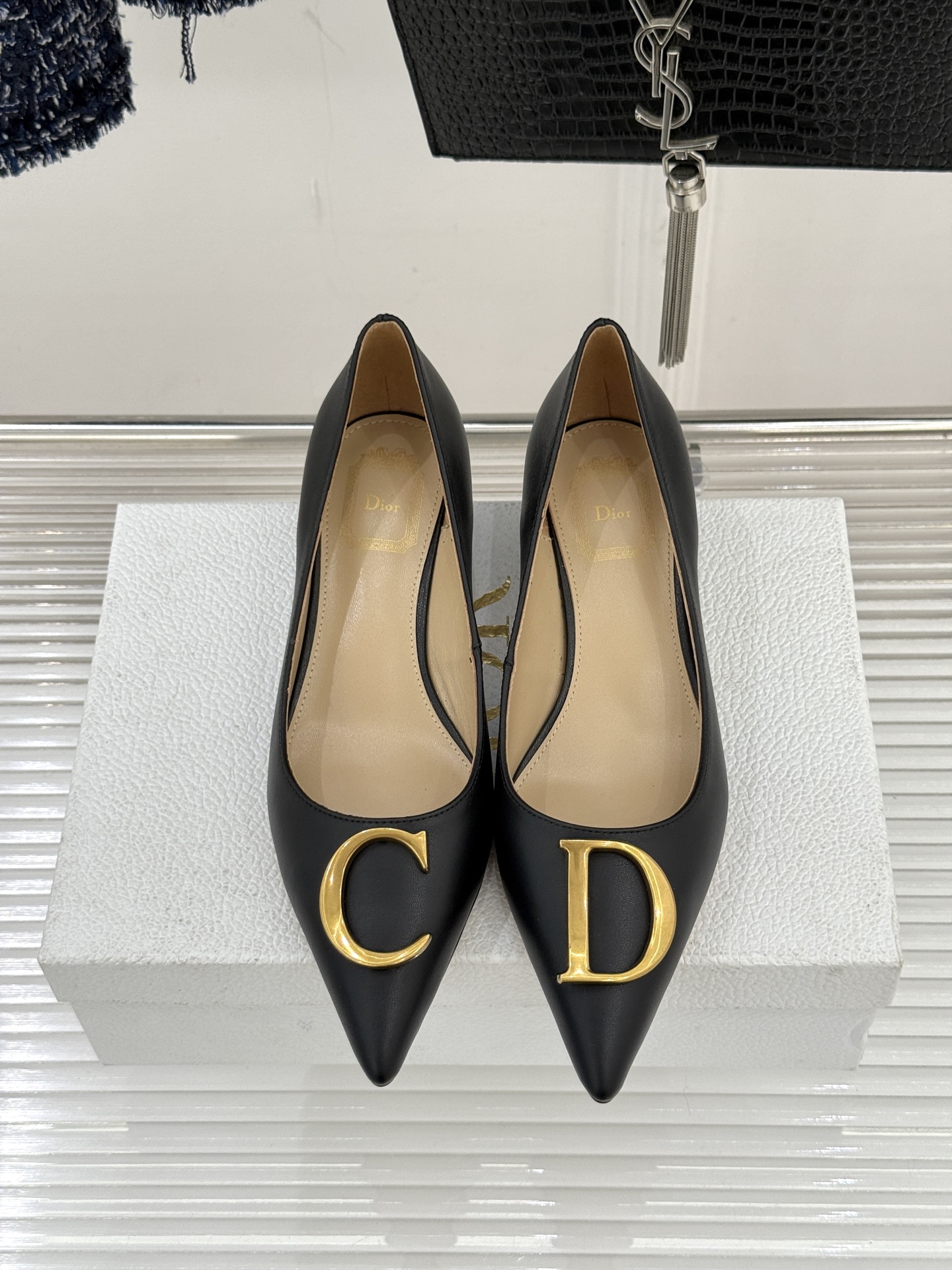 Dior/迪奥25WF新品CD金属扣尖头高跟鞋单鞋这款鞋以利落廓形重塑女性力量美学鞋跟高度拿捏得宜 既衬