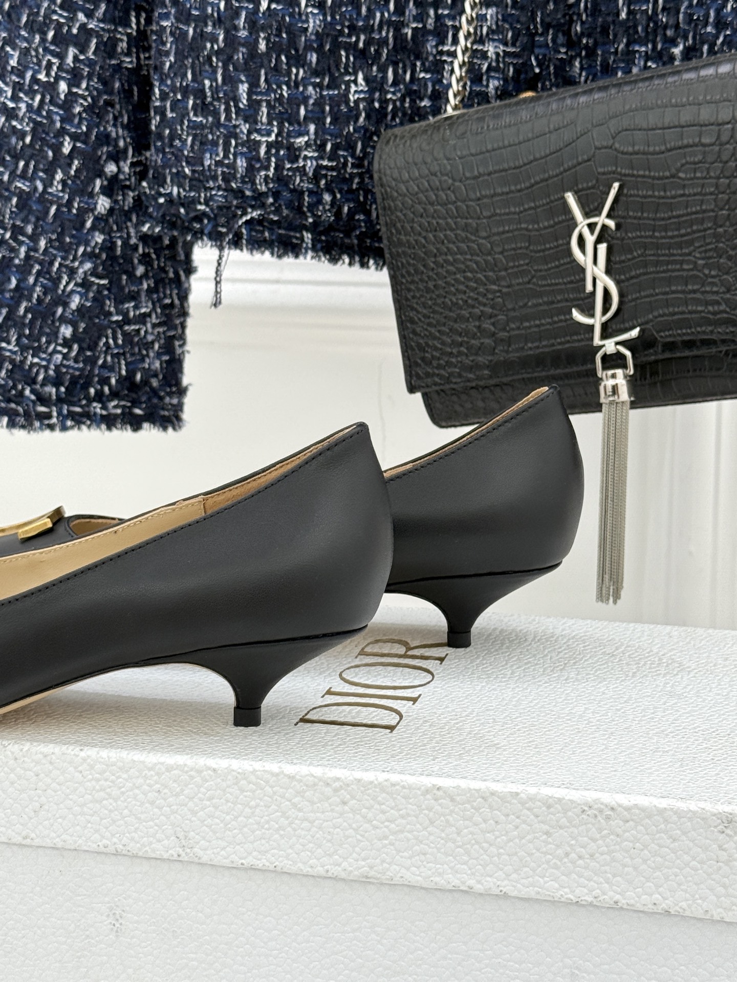 Dior/迪奥25WF新品CD金属扣尖头高跟鞋单鞋这款鞋以利落廓形重塑女性力量美学鞋跟高度拿捏得宜 既衬