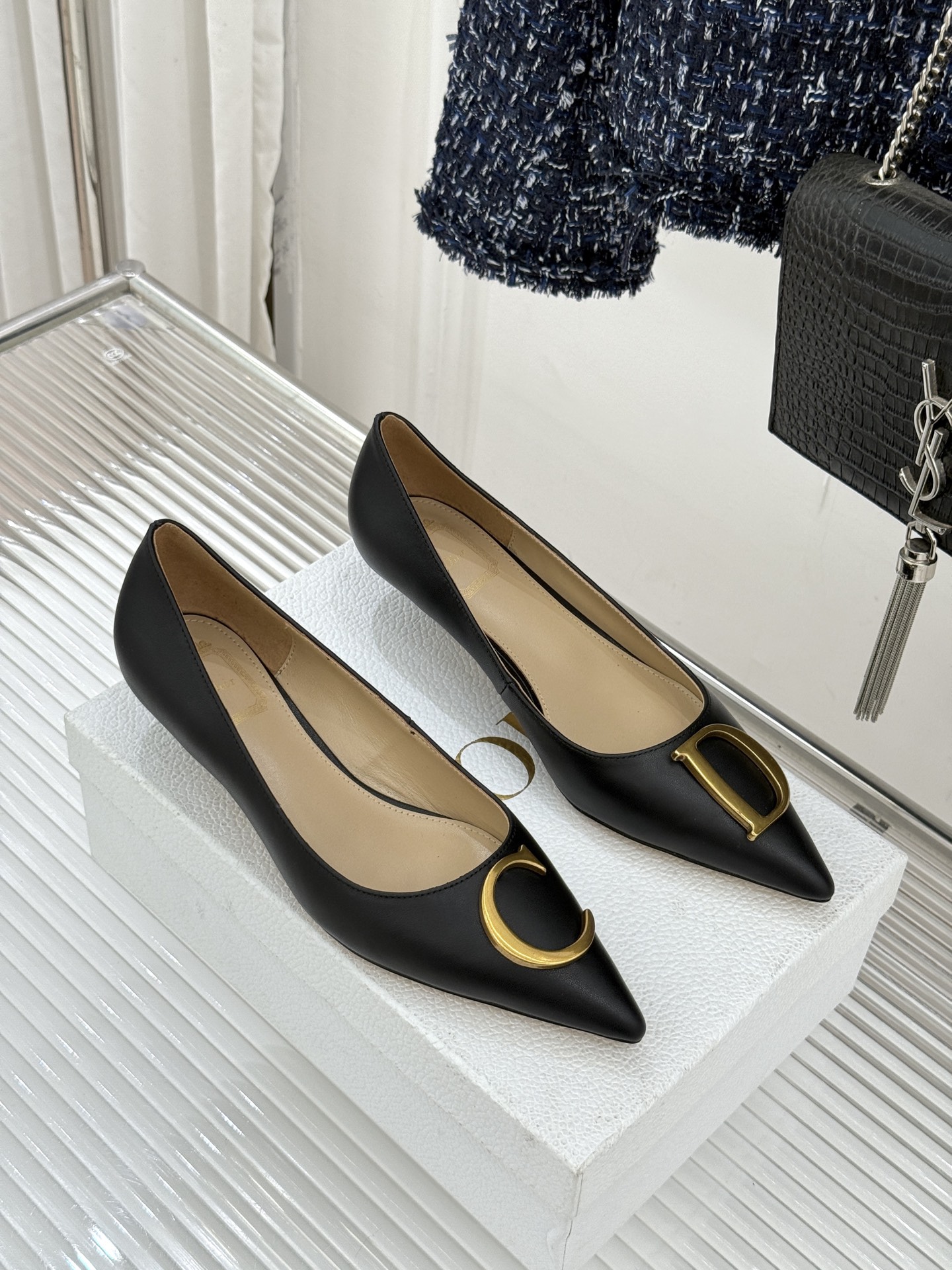 Dior/迪奥25WF新品CD金属扣尖头高跟鞋单鞋这款鞋以利落廓形重塑女性力量美学鞋跟高度拿捏得宜 既衬