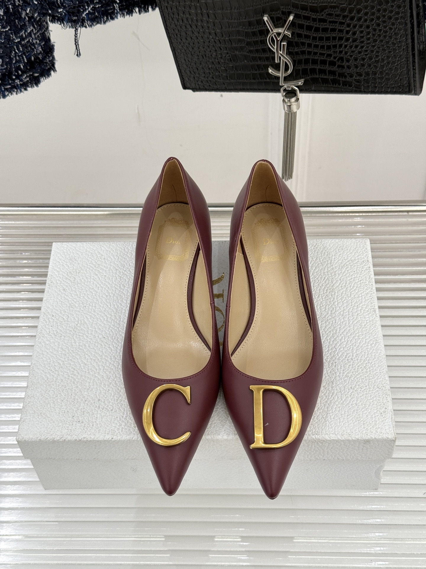 Dior/迪奥25WF新品CD金属扣尖头高跟鞋单鞋这款鞋以利落廓形重塑女性力量美学鞋跟高度拿捏得宜 既衬