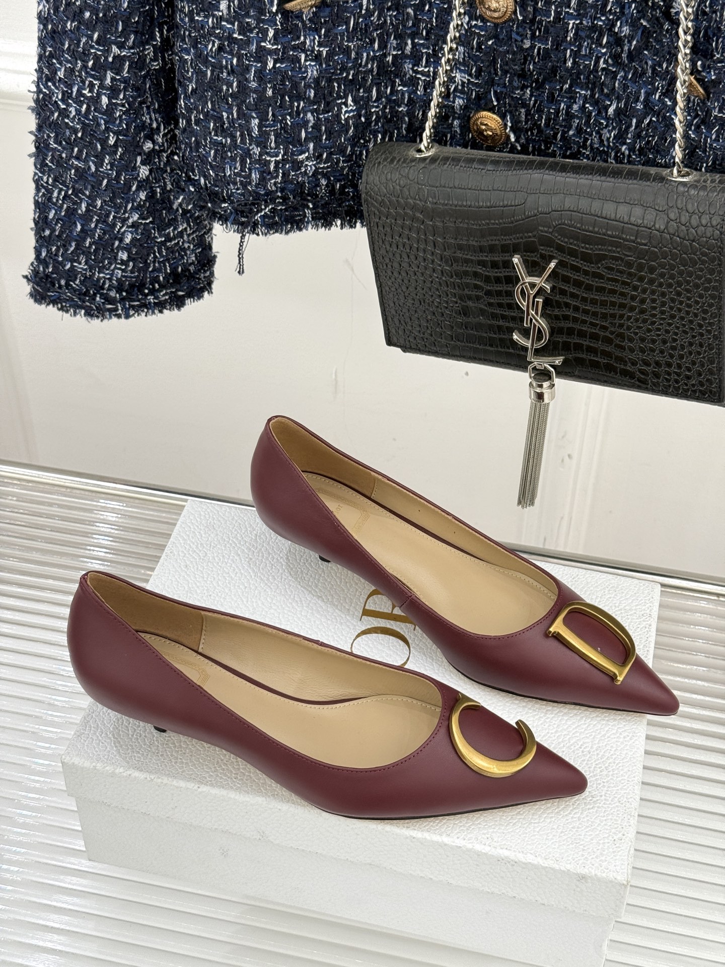 Dior/迪奥25WF新品CD金属扣尖头高跟鞋单鞋这款鞋以利落廓形重塑女性力量美学鞋跟高度拿捏得宜 既衬