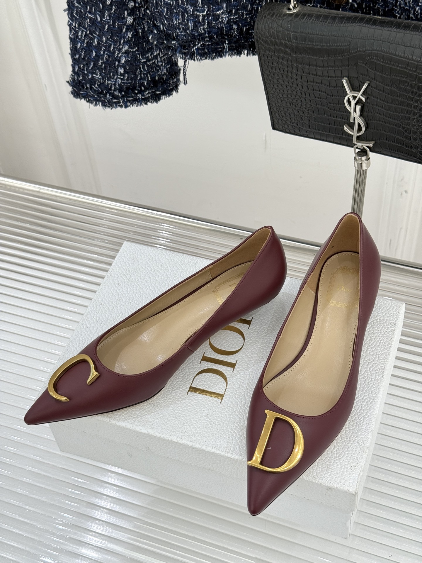 Dior/迪奥25WF新品CD金属扣尖头高跟鞋单鞋这款鞋以利落廓形重塑女性力量美学鞋跟高度拿捏得宜 既衬