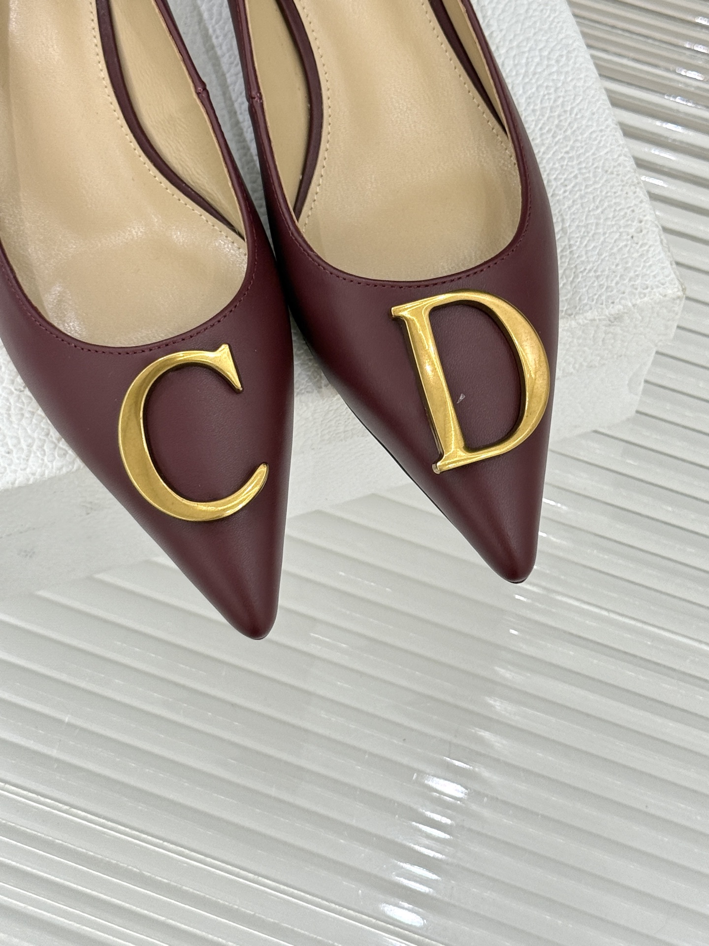 Dior/迪奥25WF新品CD金属扣尖头高跟鞋单鞋这款鞋以利落廓形重塑女性力量美学鞋跟高度拿捏得宜 既衬