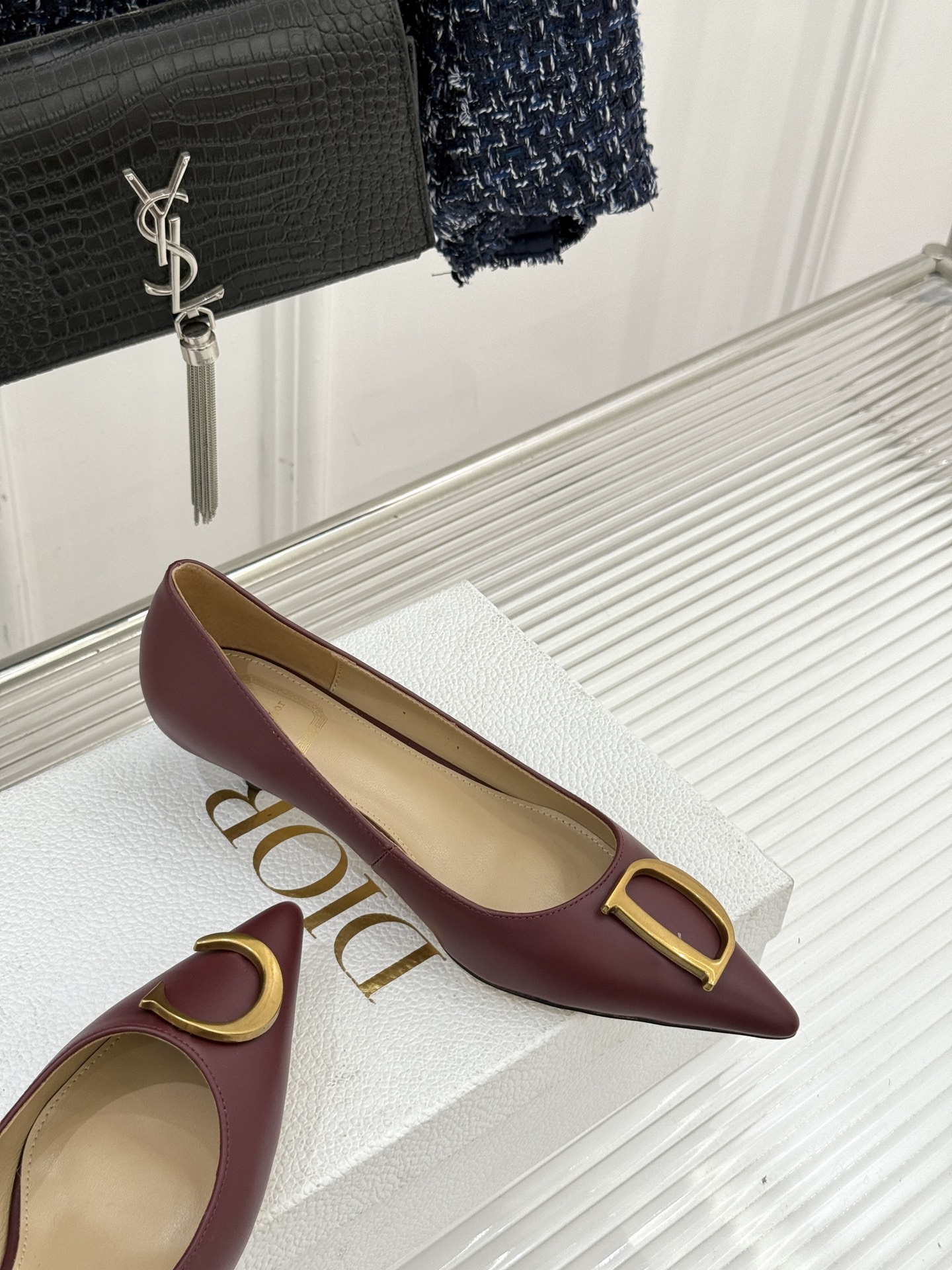 Dior/迪奥25WF新品CD金属扣尖头高跟鞋单鞋这款鞋以利落廓形重塑女性力量美学鞋跟高度拿捏得宜 既衬