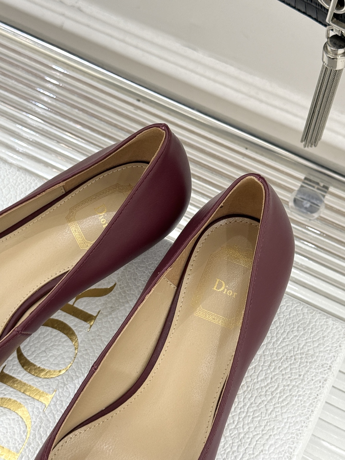 Dior/迪奥25WF新品CD金属扣尖头高跟鞋单鞋这款鞋以利落廓形重塑女性力量美学鞋跟高度拿捏得宜 既衬