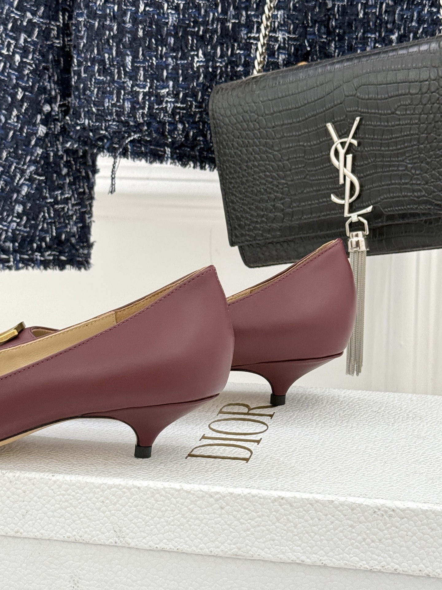 Dior/迪奥25WF新品CD金属扣尖头高跟鞋单鞋这款鞋以利落廓形重塑女性力量美学鞋跟高度拿捏得宜 既衬