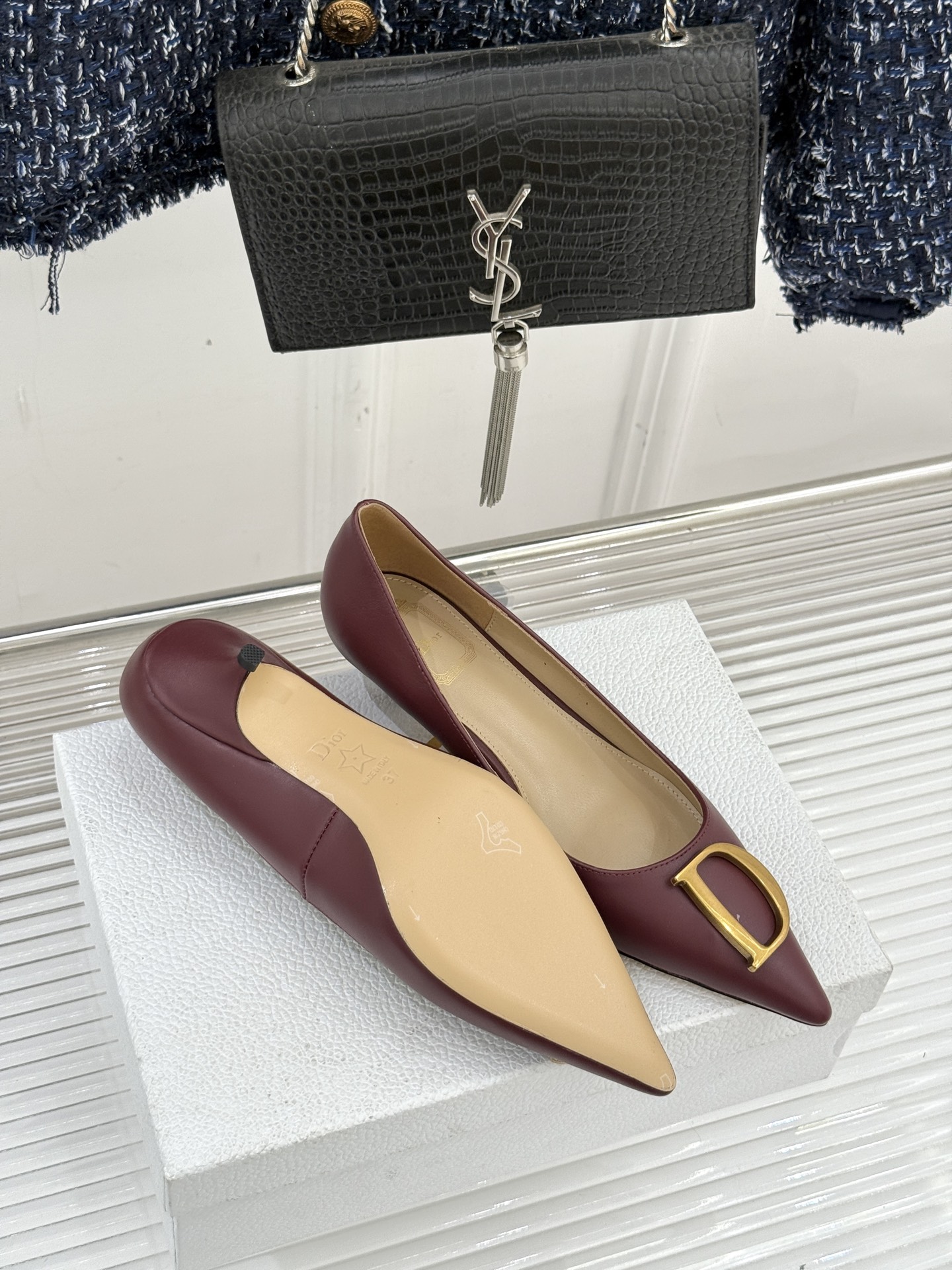 Dior/迪奥25WF新品CD金属扣尖头高跟鞋单鞋这款鞋以利落廓形重塑女性力量美学鞋跟高度拿捏得宜 既衬