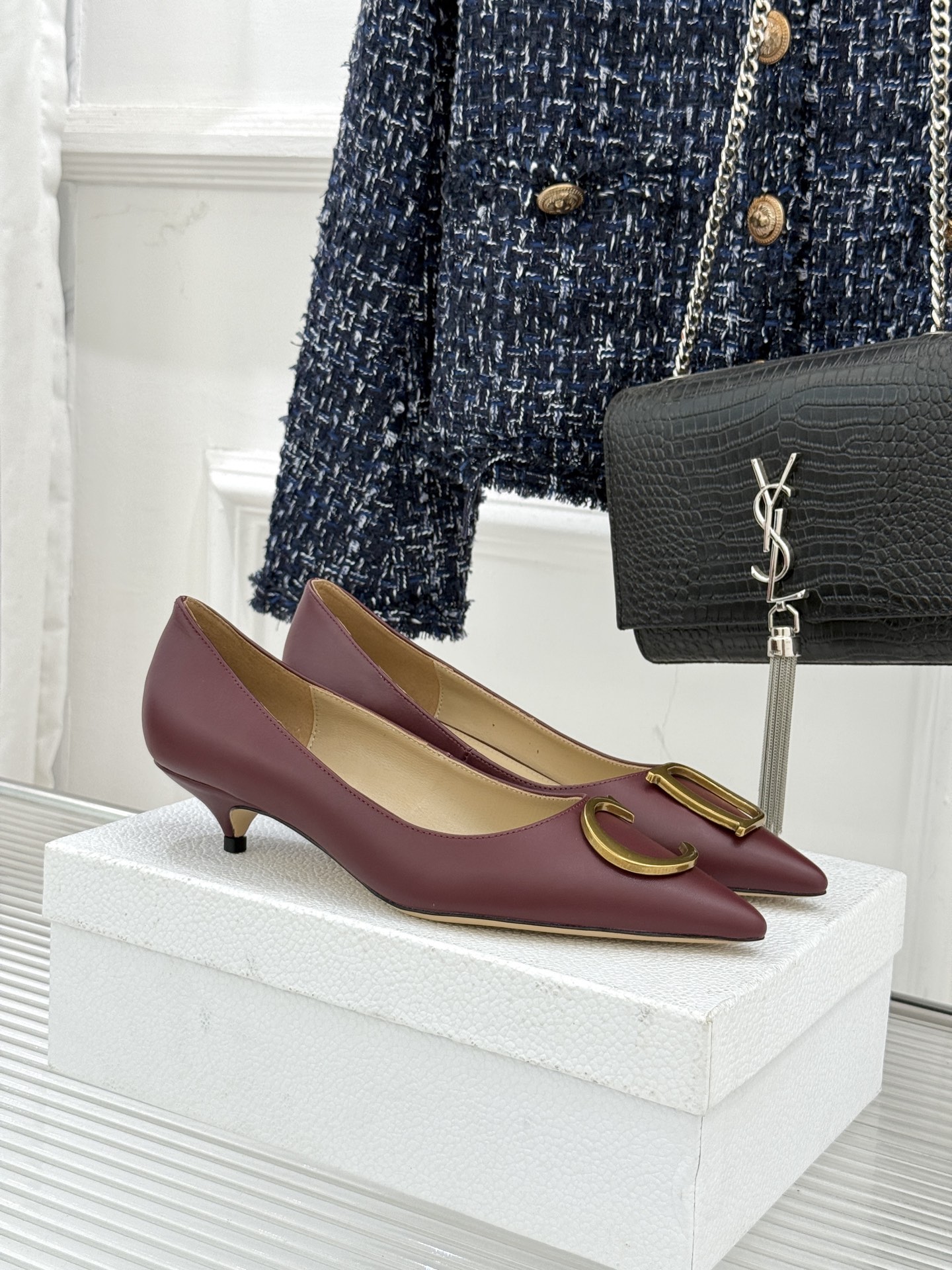 Dior/迪奥25WF新品CD金属扣尖头高跟鞋单鞋这款鞋以利落廓形重塑女性力量美学鞋跟高度拿捏得宜 既衬