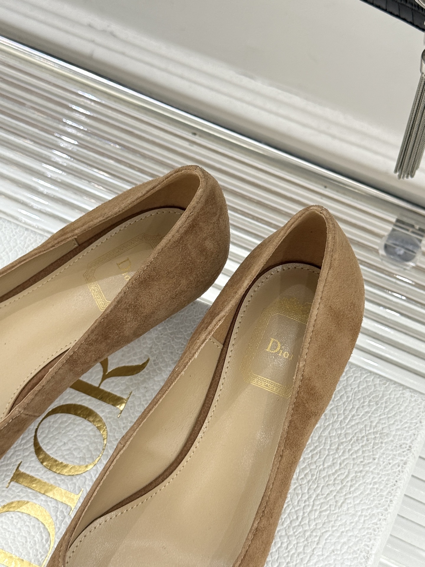 Dior/迪奥25WF新品CD金属扣尖头高跟鞋单鞋这款鞋以利落廓形重塑女性力量美学鞋跟高度拿捏得宜 既衬