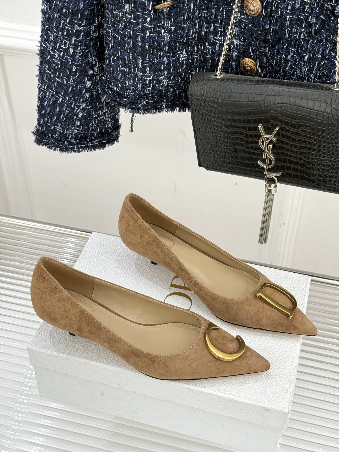 Dior/迪奥25WF新品CD金属扣尖头高跟鞋单鞋这款鞋以利落廓形重塑女性力量美学鞋跟高度拿捏得宜 既衬