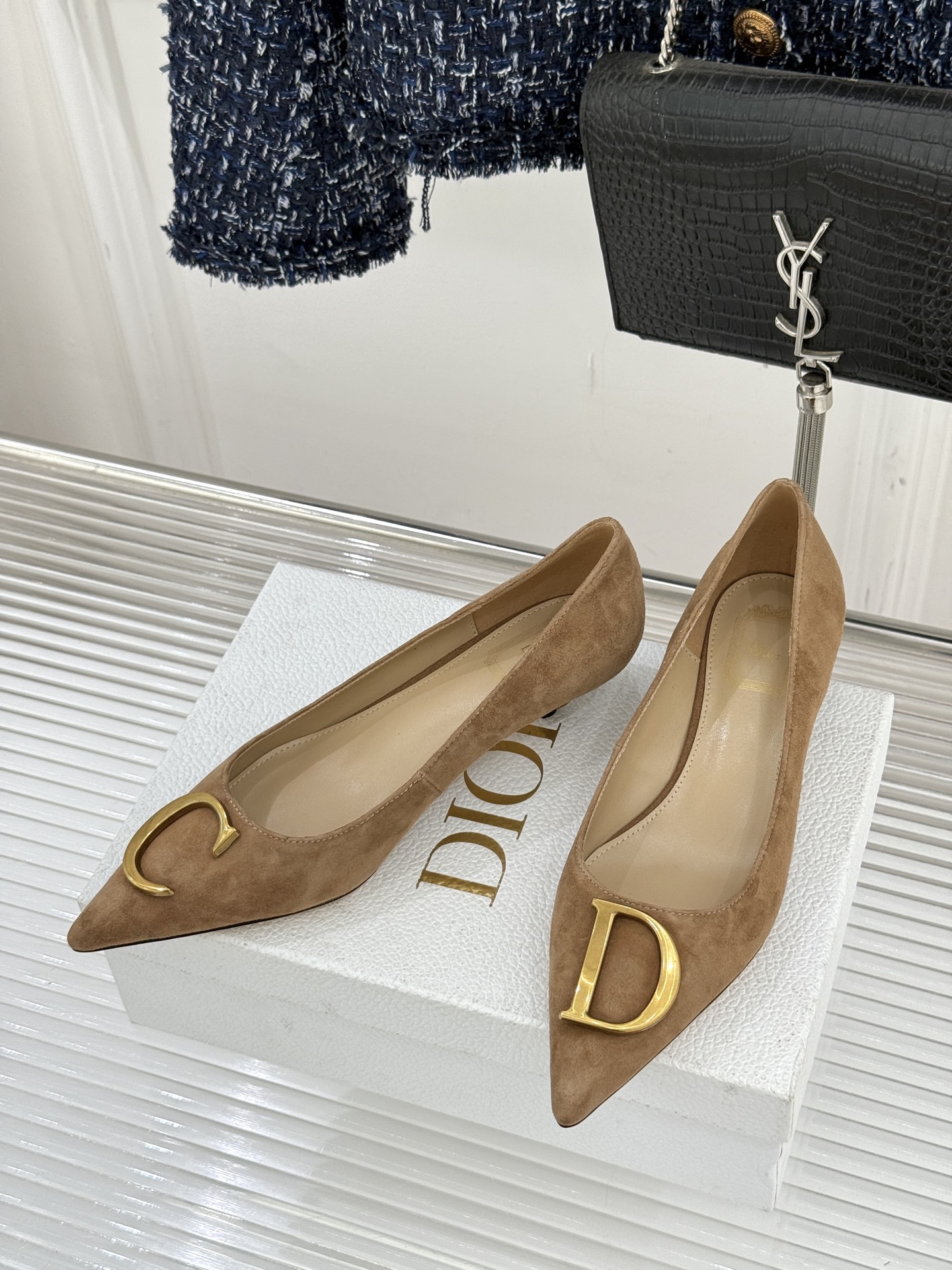 Dior/迪奥25WF新品CD金属扣尖头高跟鞋单鞋这款鞋以利落廓形重塑女性力量美学鞋跟高度拿捏得宜 既衬